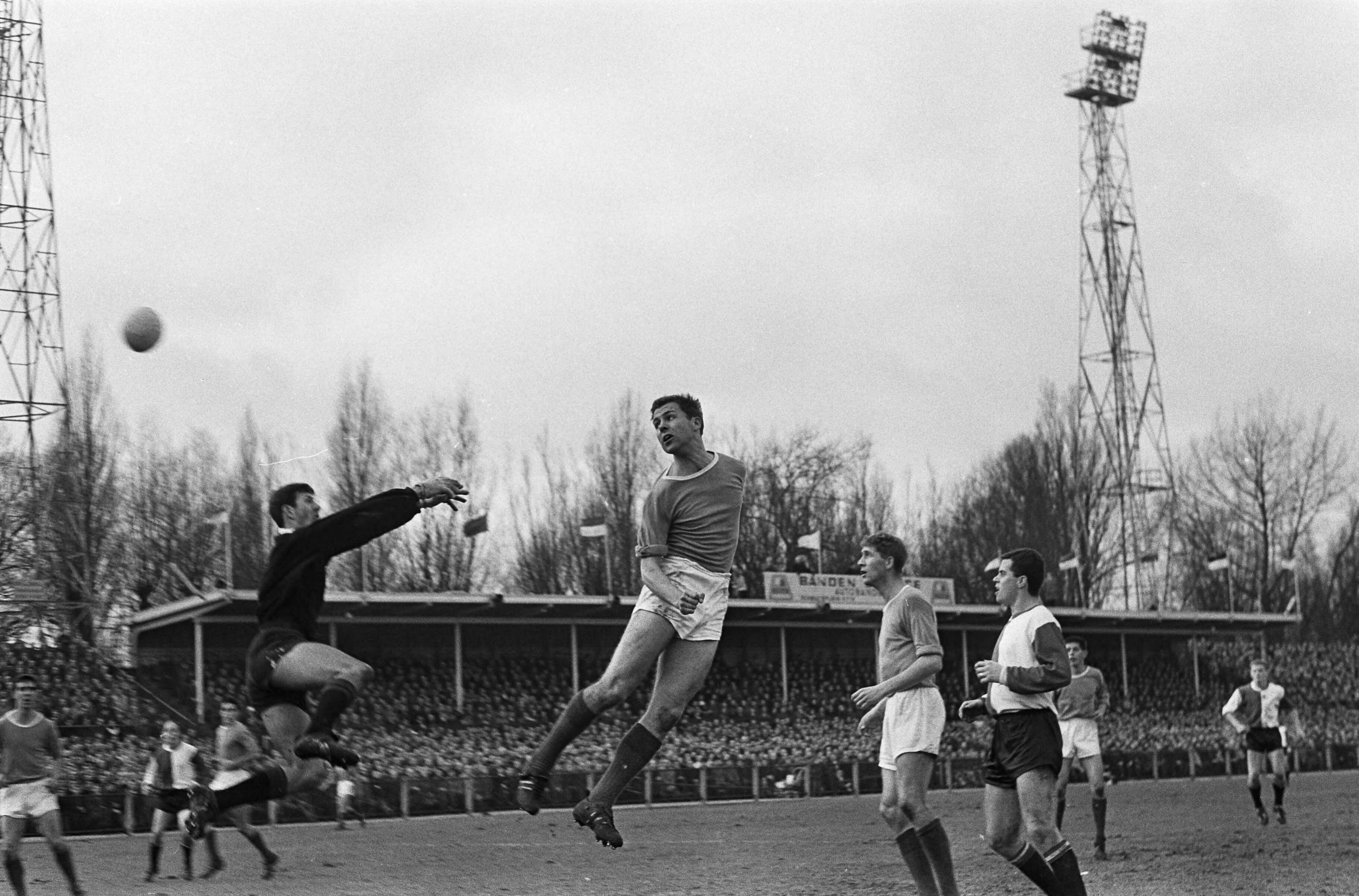 Fotocollectie Anefo — Voetbal. ADO tegen Feijenoord 3-0. Spelmoment voor het doel van ADO — Foto: Gelderen, Hugo van / Anefo. Licentie: Set B: Rechtenvrij / Publiek Domein. Bron: Nationaal Archief. http://hdl.handle.net/10648/aa91a692-d0b4-102d-bcf8-003048976d84
