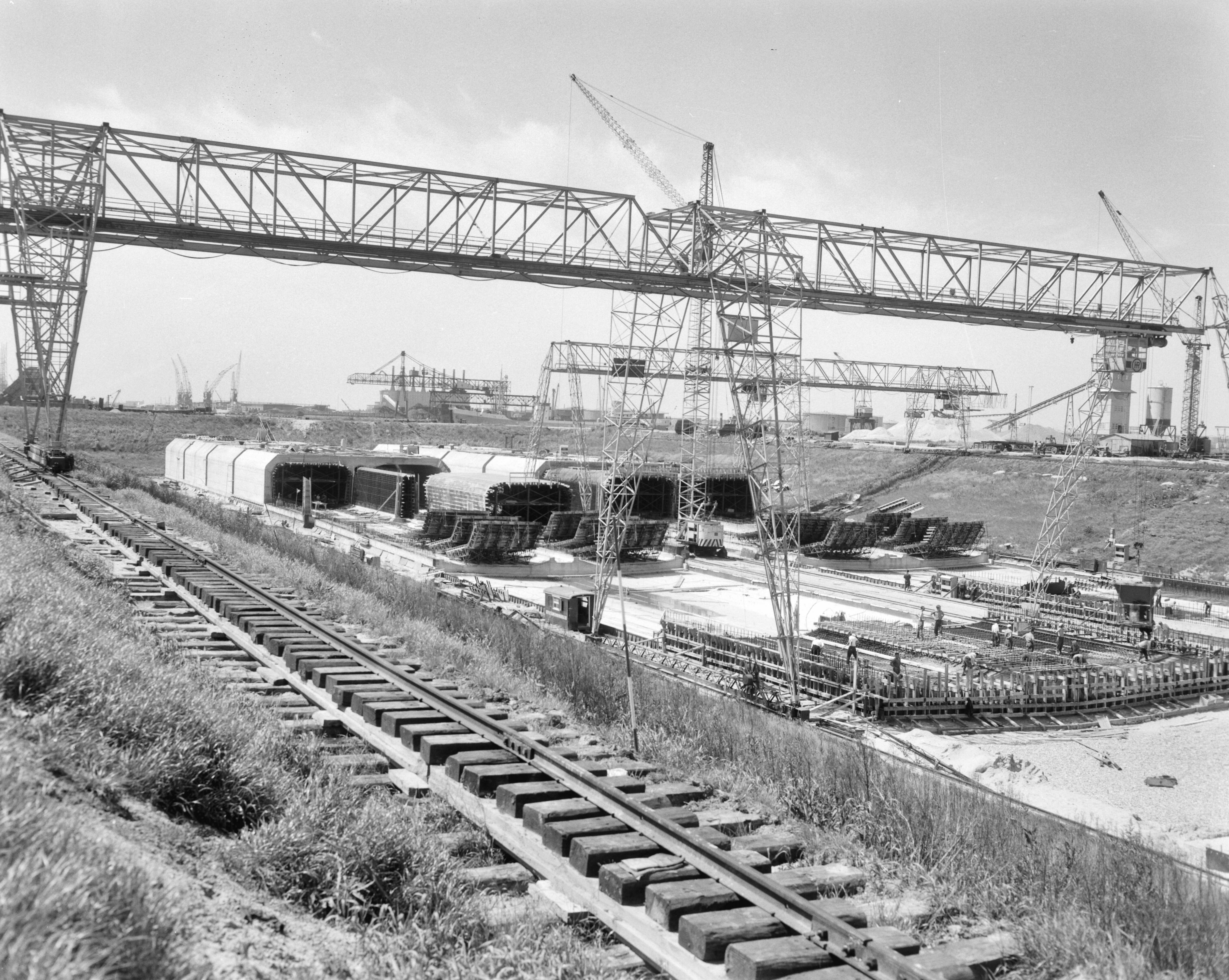 Fotocollectie Anefo — Bouw van de Coentunnel in Amsterdam-Noord ten oosten van de Vlothaven — Foto: Bilsen, Joop van / Anefo. Licentie: Set B: Rechtenvrij / Publiek Domein. Bron: Nationaal Archief. http://hdl.handle.net/10648/aa3a532e-d0b4-102d-bcf8-003048976d84