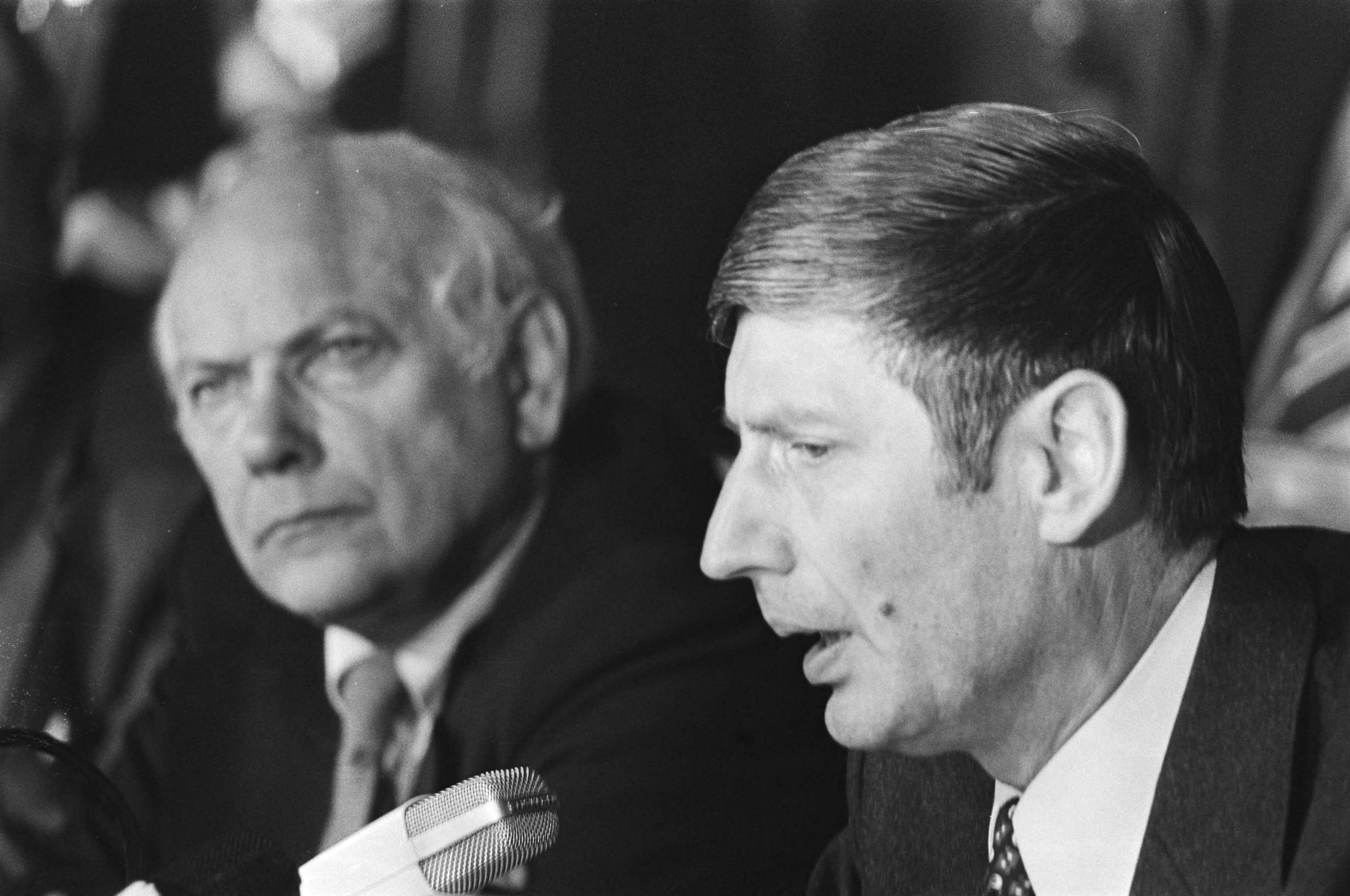 Fotocollectie Anefo — Persconferentie Den Haag met Den Uyl en Van Agt ; Van Agt (r) (kop) en Den Uyl , Den Uyl (kop) — Foto: Croes, Rob C. / Anefo. Licentie: Set B: Rechtenvrij / Publiek Domein. Bron: Nationaal Archief. http://hdl.handle.net/10648/ac9da4a4-d0b4-102d-bcf8-003048976d84