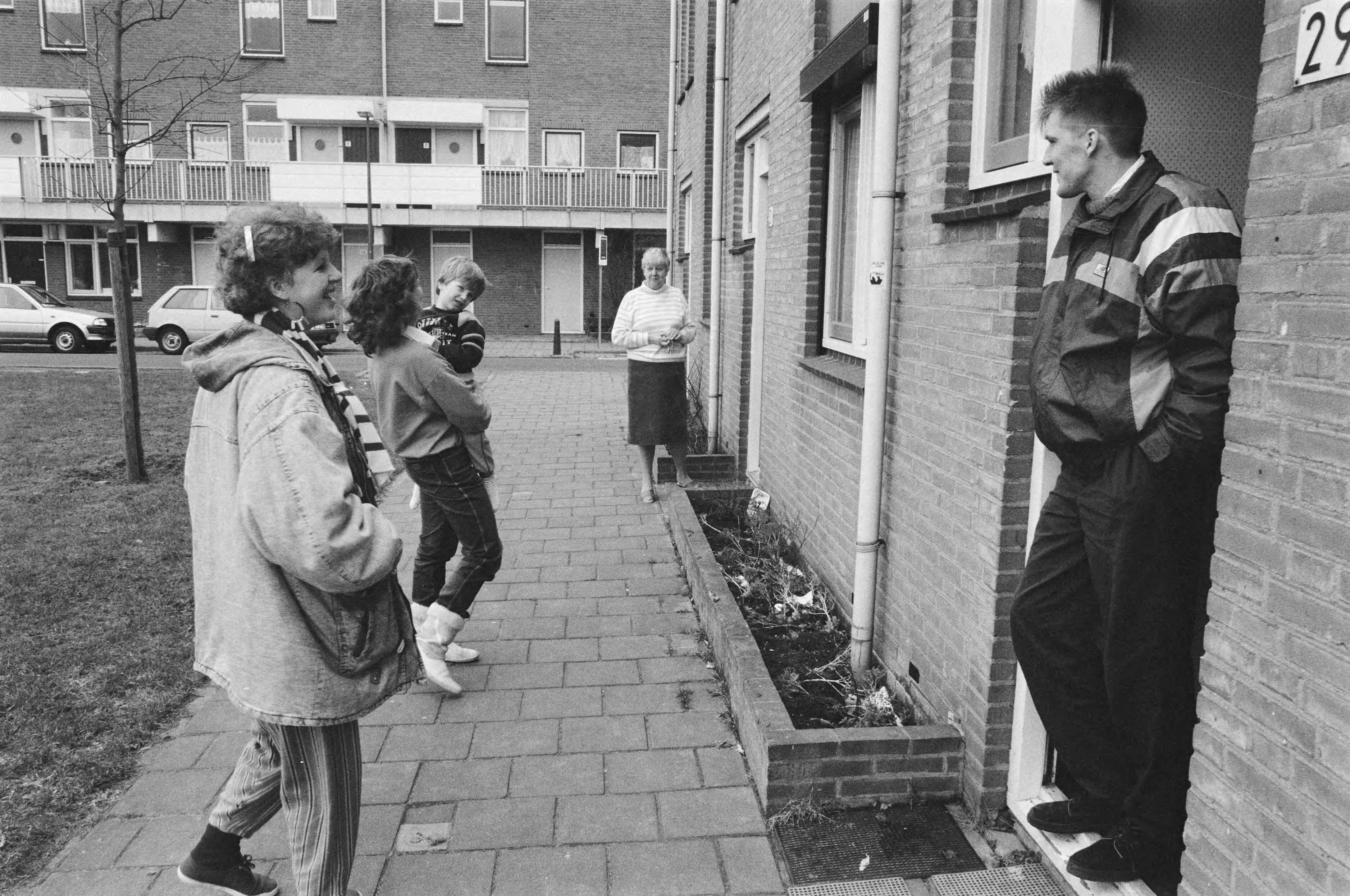 Mogelijk gifschandaal in de Debussystraat in Den Haag — Bewoners in gesprek met elkaar — Foto: Croes, Rob C. / Anefo. Licentie: Set B: Rechtenvrij / Publiek Domein. Bron: Nationaal Archief. http://hdl.handle.net/10648/ad70ea44-d0b4-102d-bcf8-003048976d84