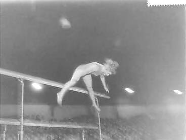 Fotocollectie Anefo — Finale van de Nederlandse kampioenschappen turnen dames in het Krelagehuis te Haarlem. H.J. (Riek) Leibbrand, afsprong brug met ongelijke leggers — Foto: Pot, Harry / Anefo. Licentie: Set B: Rechtenvrij / Publiek Domein. Bron: Nationaal Archief. http://hdl.handle.net/10648/a989d06c-d0b4-102d-bcf8-003048976d84