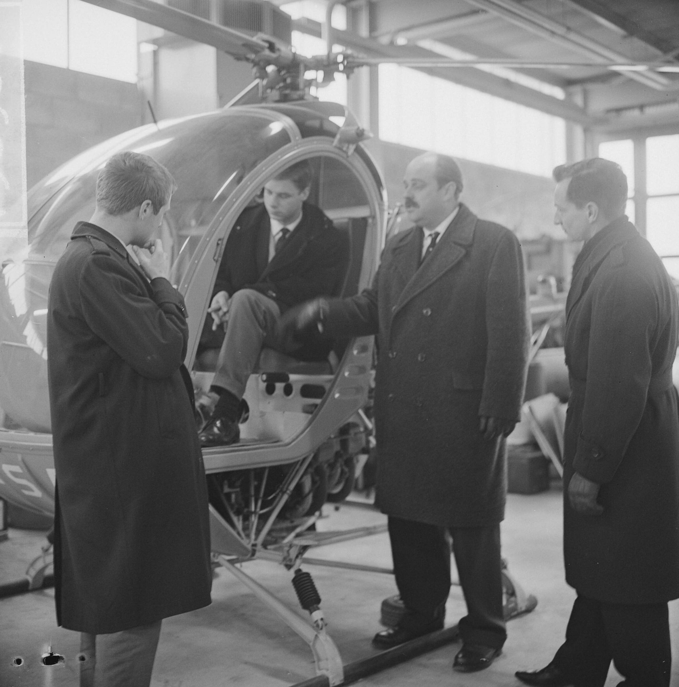 Fotocollectie Anefo — Perspectief voor jonge vliegers van de RLS. W.C.M. van Gent laat zijn leerlingen kennis maken met de les-helicopter — Foto: Koch, Eric / Anefo. Licentie: Set B: Rechtenvrij / Publiek Domein. Bron: Nationaal Archief. http://hdl.handle.net/10648/aa540f76-d0b4-102d-bcf8-003048976d84