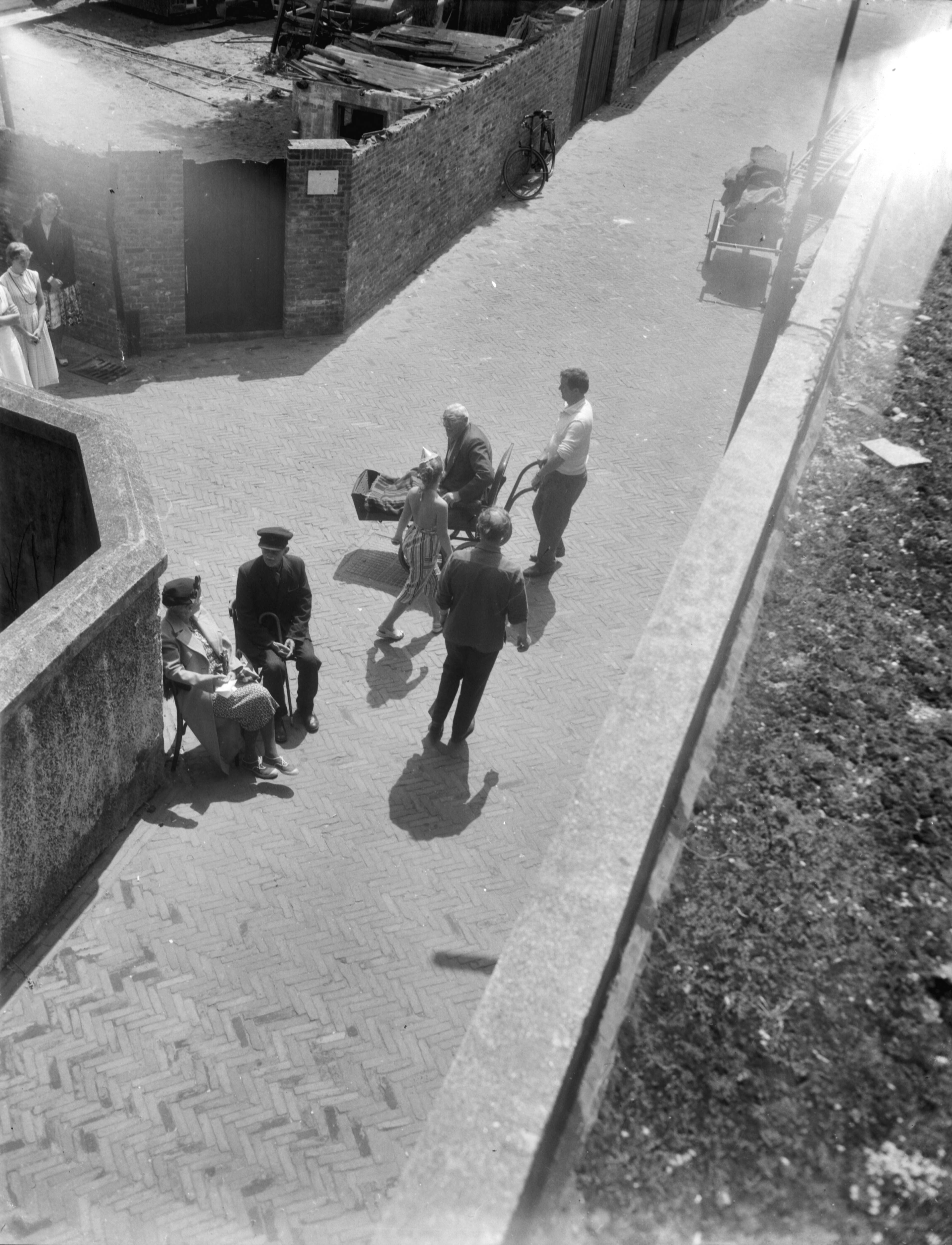 Fotocollectie Anefo — Filmexperimenten door Toon Hermans in Zandvoort — Foto: Pot, Harry / Anefo. Licentie: Set B: Rechtenvrij / Publiek Domein. Bron: Nationaal Archief. http://hdl.handle.net/10648/a9804218-d0b4-102d-bcf8-003048976d84
