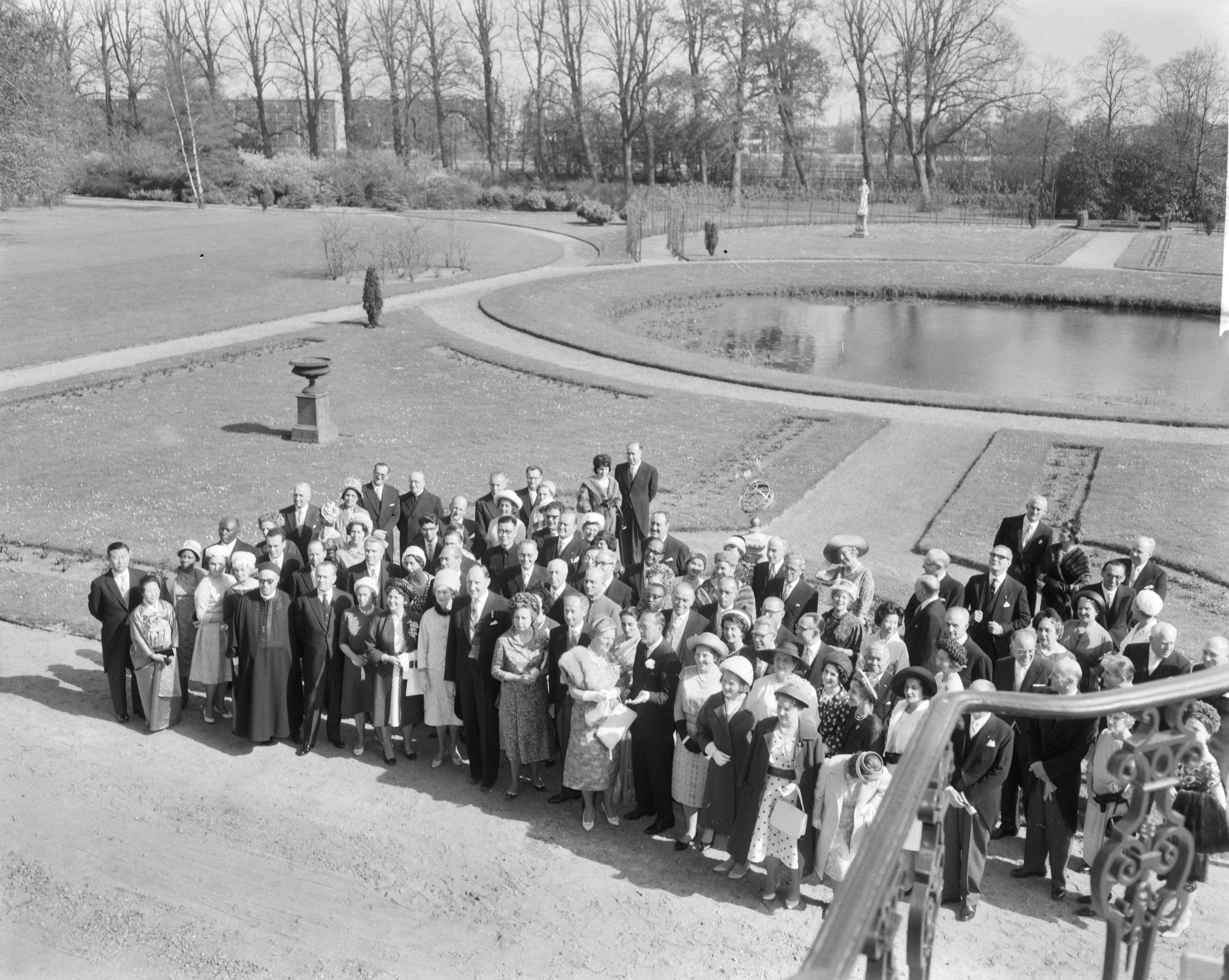 Fotocollectie Anefo — Koninklijk bezoek aan Den Haag — Foto: Bilsen, Joop van / Anefo. Licentie: Set B: Rechtenvrij / Publiek Domein. Bron: Nationaal Archief. http://hdl.handle.net/10648/aa079984-d0b4-102d-bcf8-003048976d84
