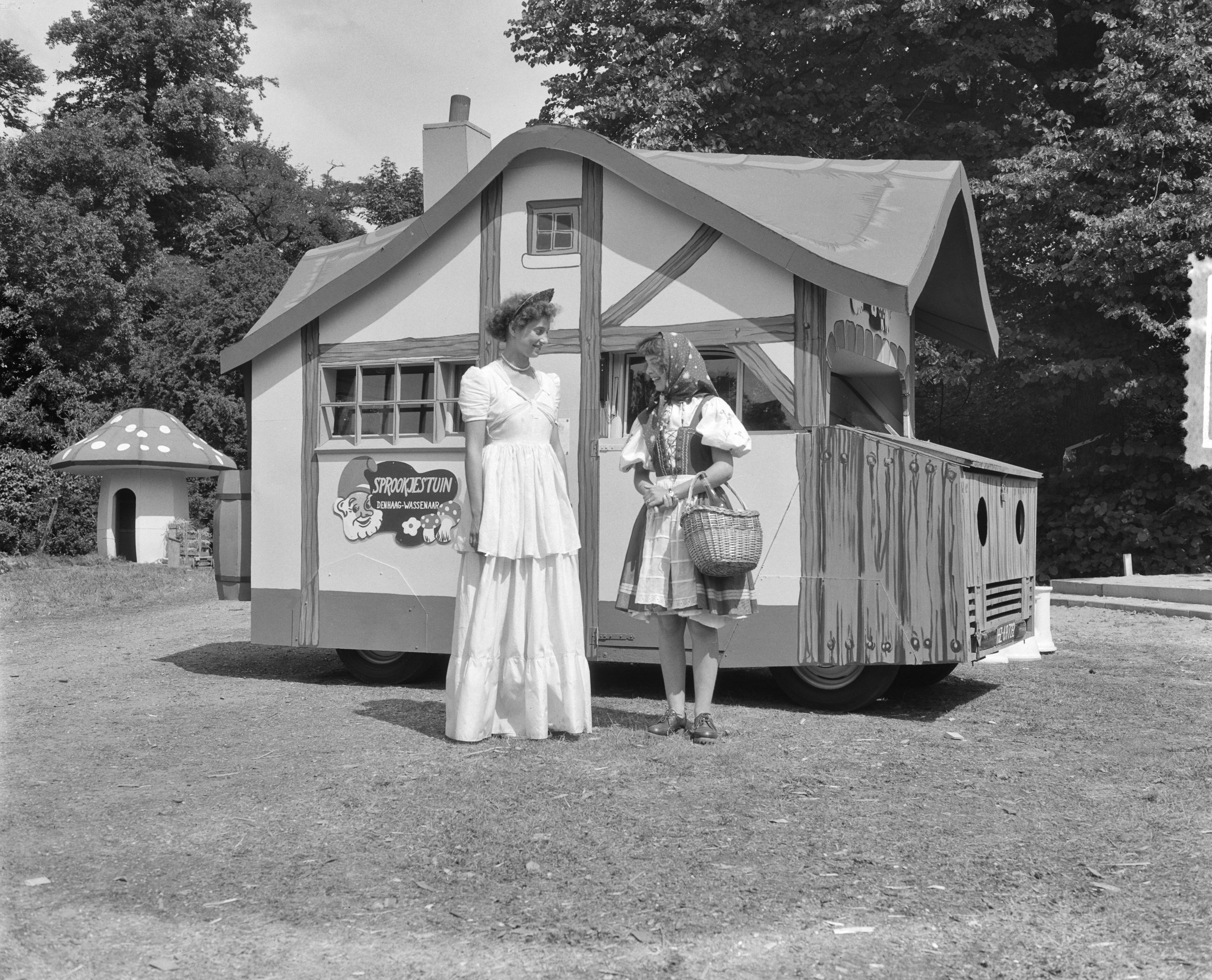 Fotocollectie Anefo — Sprookjestuin te Wassenaar — Foto: Consenheim, Wim / Anefo. Licentie: Set B: Rechtenvrij / Publiek Domein. Bron: Nationaal Archief. http://hdl.handle.net/10648/a8fd86fc-d0b4-102d-bcf8-003048976d84