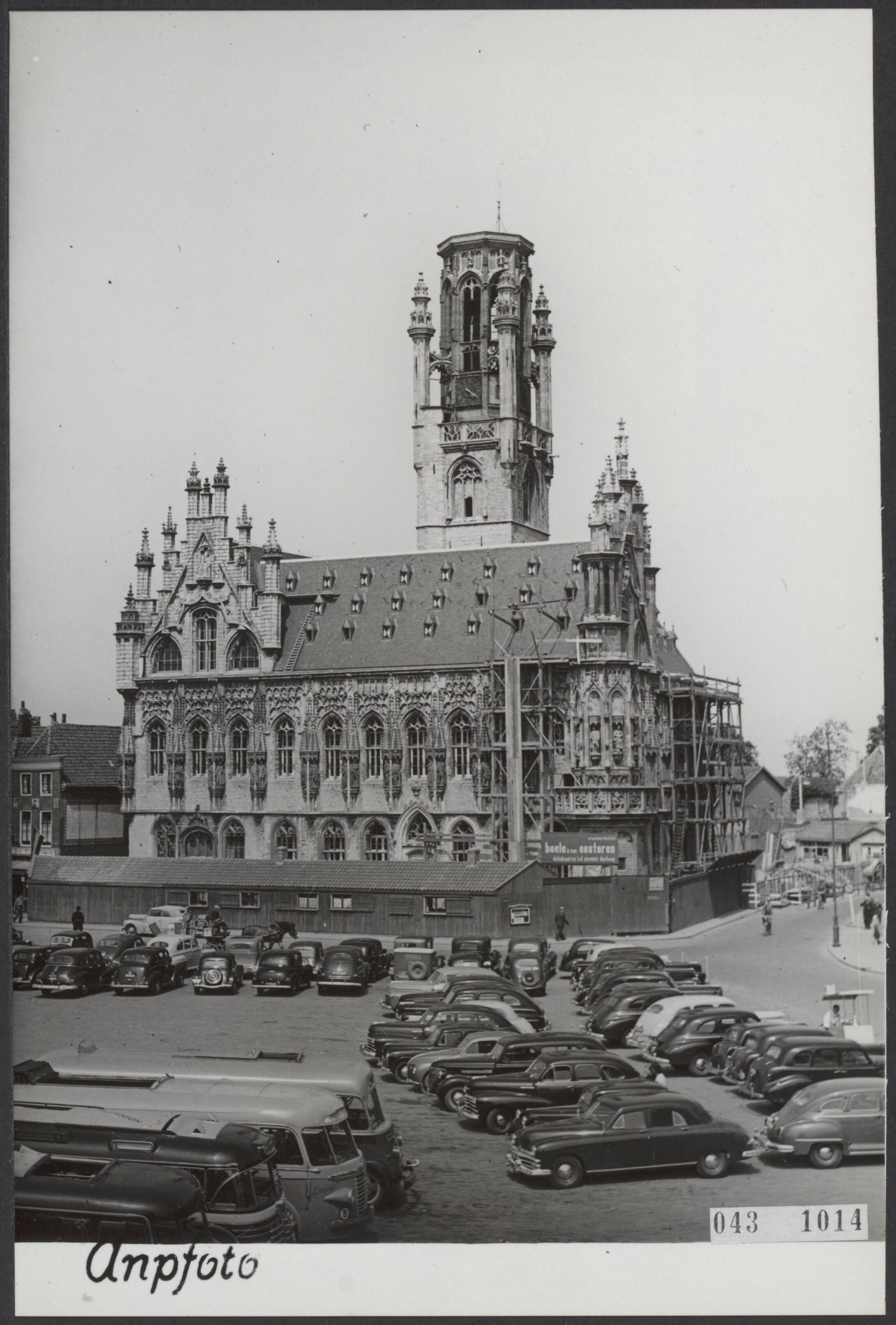 Fotocollectie Elsevier Binnenland — Het stadhuis op de Markt te Middelburg is aan de voorzijde bijna geheel gerestaureerd. Het stuk van de toren, dat is blijven staan, is in zijn oorspronkelijke vorm gerestaureerd. Ook het dak is klaar — Foto: ANP / RVD of rechtenvrij. Licentie: Set B: Rechtenvrij / Publiek Domein. Bron: Nationaal Archief. http://hdl.handle.net/10648/adf9d610-d0b4-102d-bcf8-003048976d84