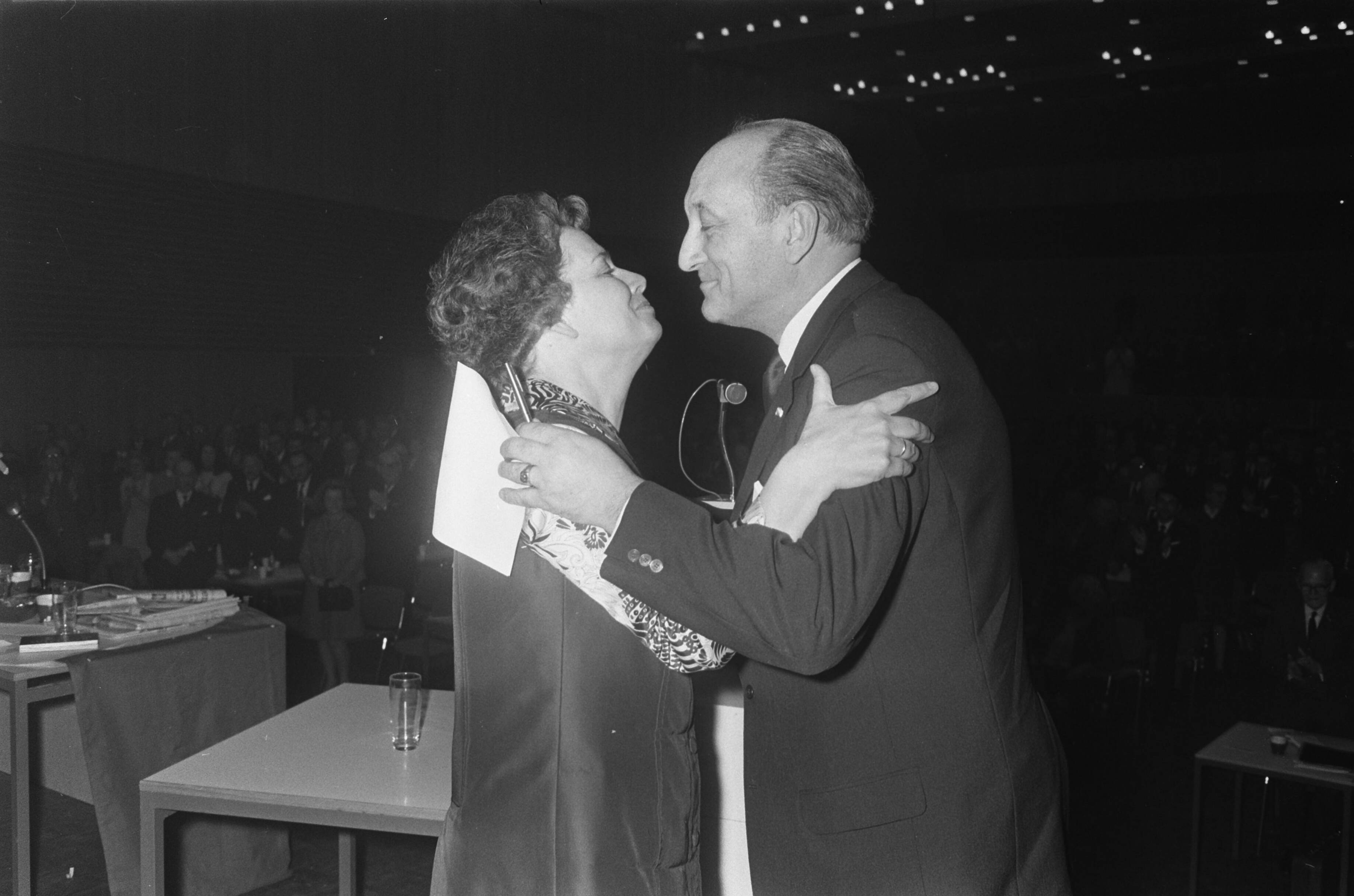 Fotocollectie Anefo — Jaarvergadering VVD in Breda. Mr. E. H. Toxopeus krijgt zoen van mevrouw Van Someren — Foto: Koch, Eric / Anefo. Licentie: Set B: Rechtenvrij / Publiek Domein. Bron: Nationaal Archief. http://hdl.handle.net/10648/ab8f4d06-d0b4-102d-bcf8-003048976d84