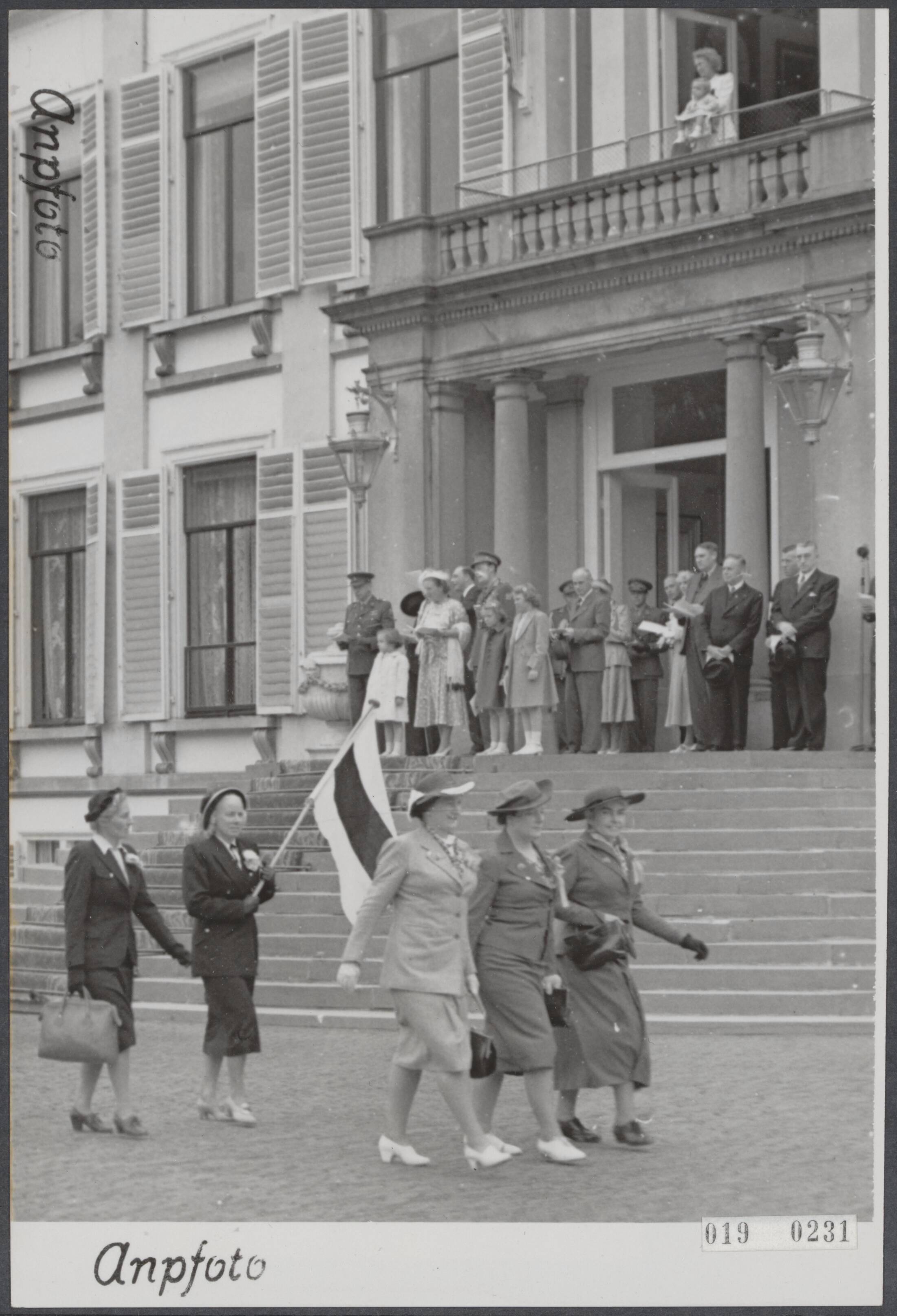 Fotocollectie Elsevier Binnenland — Defilé op paleis Soestdijk t.g.v. viering koperen huwelijk van koningin Juliana en prins Bernhard — Foto: ANP / RVD of rechtenvrij. Licentie: Set B: Rechtenvrij / Publiek Domein. Bron: Nationaal Archief. http://hdl.handle.net/10648/adc5e346-d0b4-102d-bcf8-003048976d84