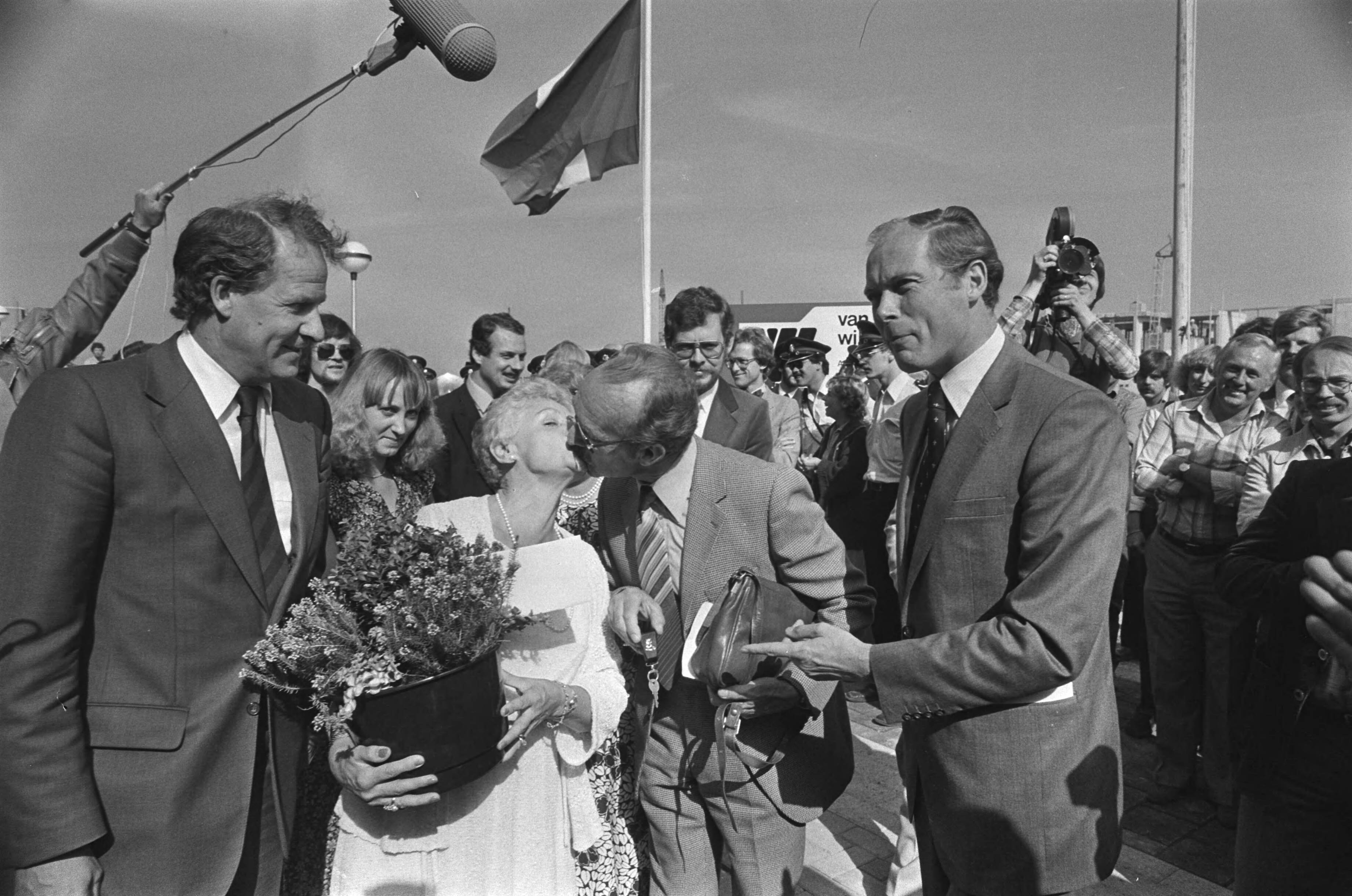 Driemiljoenste na de oorlog gebouwde woning (in het Utrechtse Nieuwegein) symbolisch overgedragen door minister Beelaerts van Blokland van Volkshuisvesting — Staatssecretaris Brokx van Volkshuisvesting (l), de bewoners van het huis, het echtpaar de Kruif en minister Beelaerts van Blokland — Foto: Suyk, Koen / Anefo. Licentie: Set B: Rechtenvrij / Publiek Domein. Bron: Nationaal Archief. http://hdl.handle.net/10648/acd000ac-d0b4-102d-bcf8-003048976d84