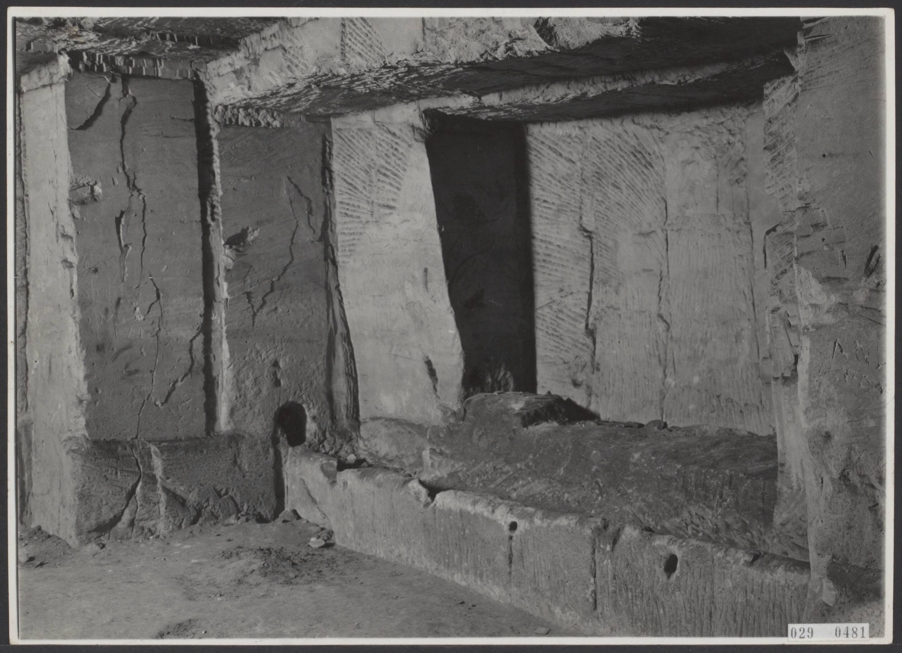 Catacomben Berg - Terblijt — Voederbakken voor het vee in de veestallen die zich bevinden in de catacomben — Foto: Onbekend / Publiek Domein of Rechtenvrij. Licentie: Set B: Rechtenvrij / Publiek Domein. Bron: Nationaal Archief. http://hdl.handle.net/10648/ade20b70-d0b4-102d-bcf8-003048976d84