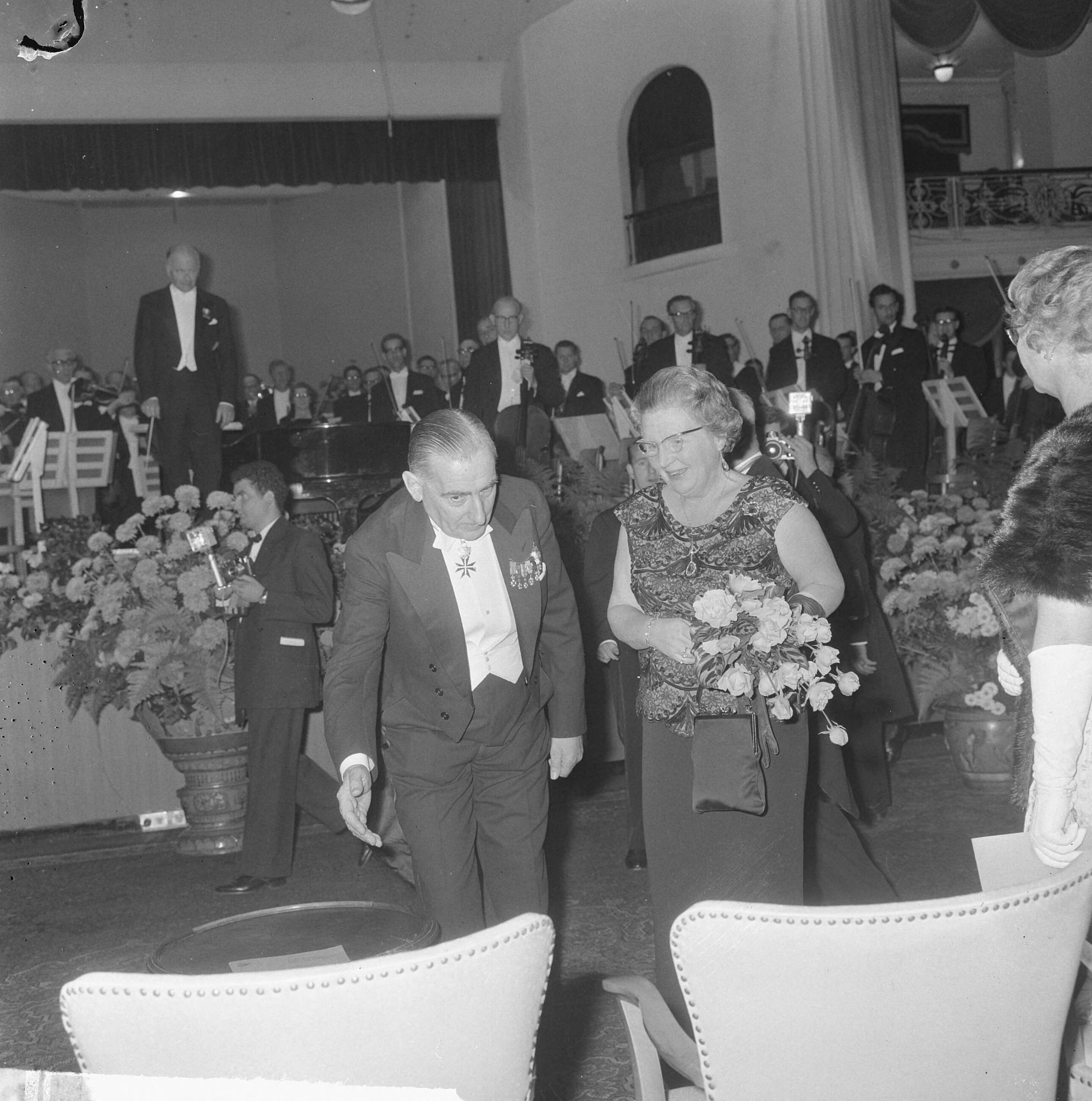 Fotocollectie Anefo — Koningin Juliana is aanwezig bij het galaconcert t.g.v. het 60-jarig bestaan van het Residentie Orkest in het Kurhaus. Mr. D.J. van Gilse en koningin Juliana — Foto: Pot, Harry / Anefo. Licentie: Set B: Rechtenvrij / Publiek Domein. Bron: Nationaal Archief. http://hdl.handle.net/10648/aa83af92-d0b4-102d-bcf8-003048976d84