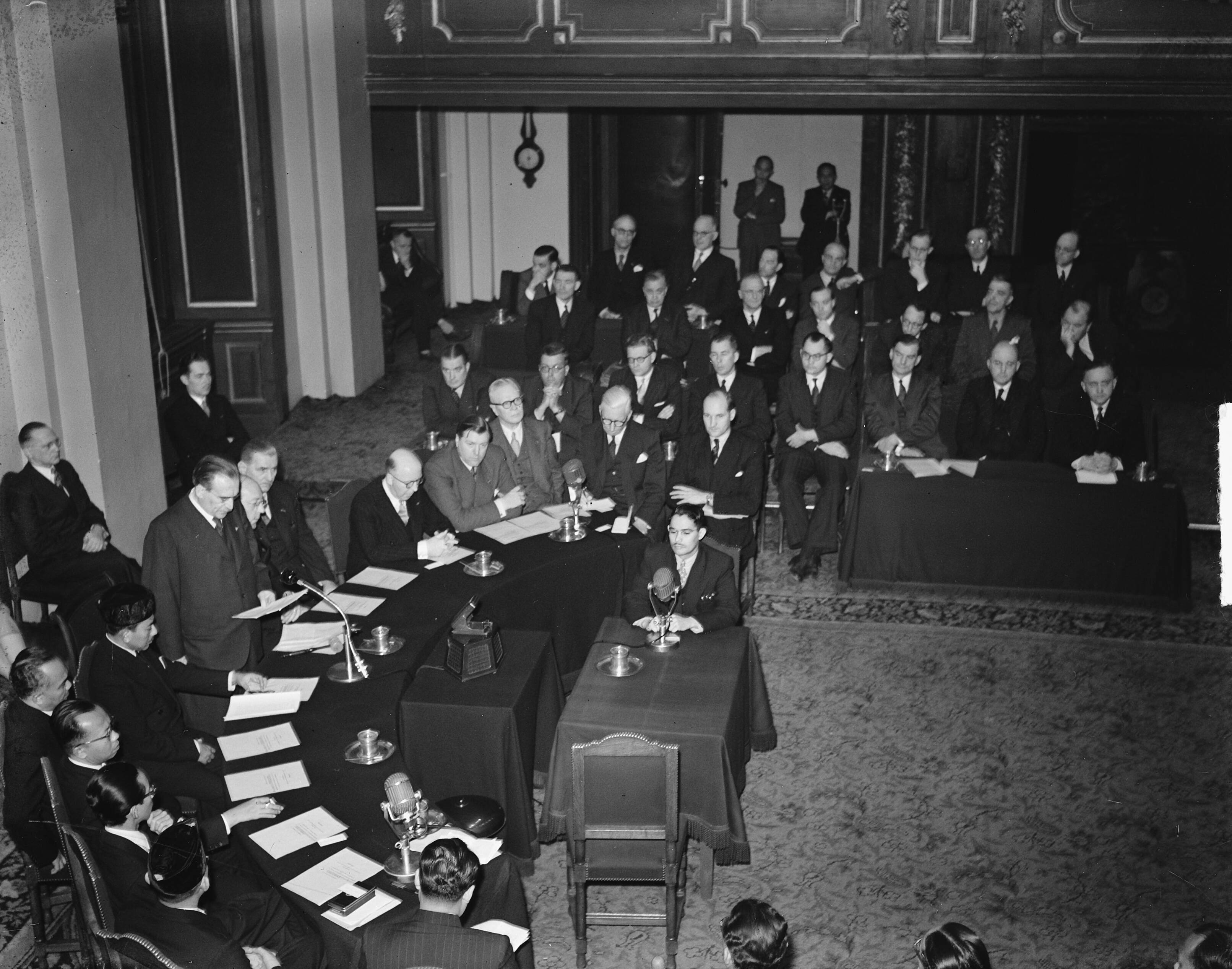 2e Nederlands-Indische ministersconferentie te Den Haag — Tweede Nederlands Indische Ministerconferentie te Den Haag. Delegaties aan tafel — Foto: Bilsen, Joop van / Anefo. Licentie: Set B: Rechtenvrij / Publiek Domein. Bron: Nationaal Archief. http://hdl.handle.net/10648/a8e270e2-d0b4-102d-bcf8-003048976d84
