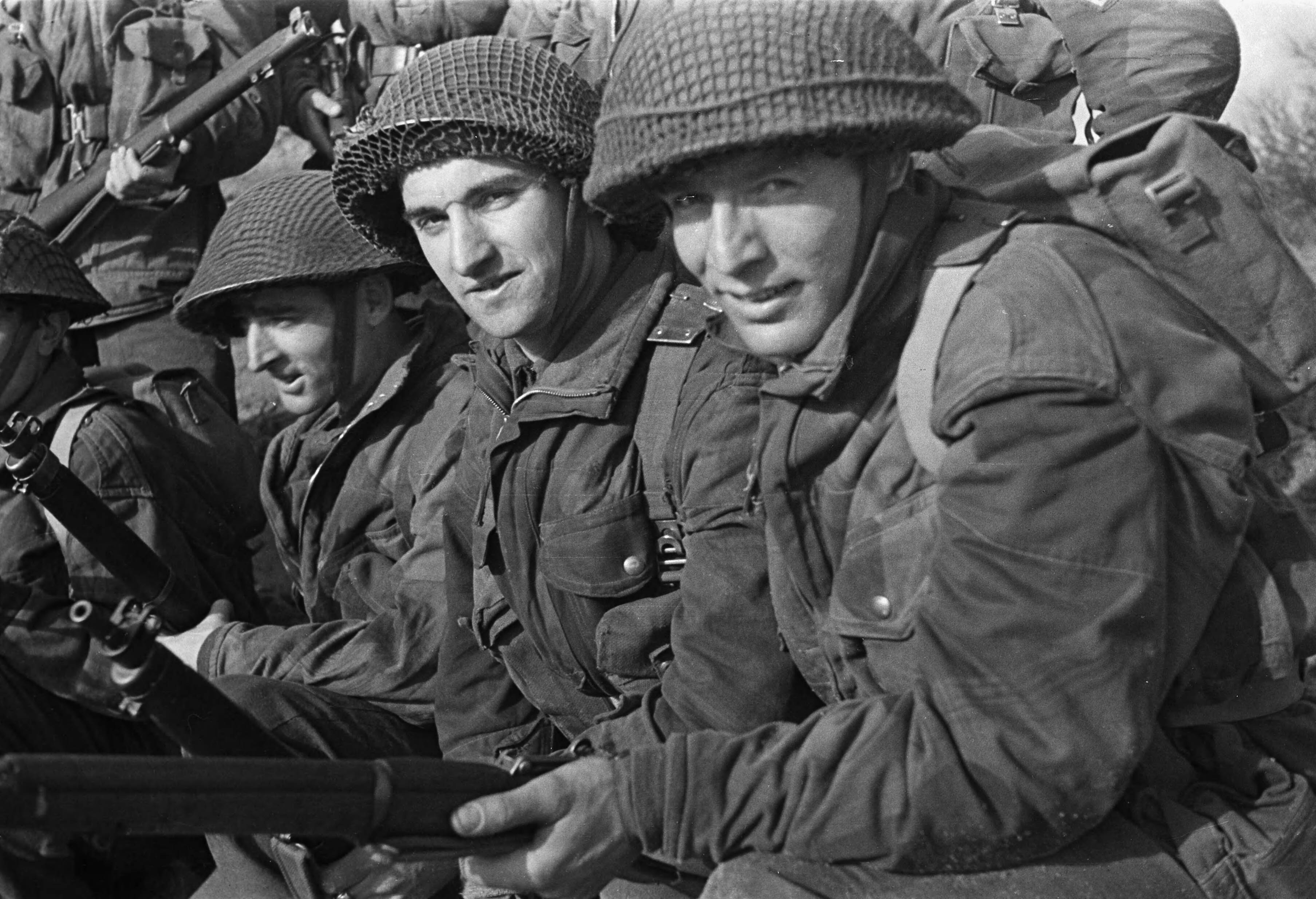 Fotocollectie Anefo — Militair opleidingskamp te Bloemendaal(bezoek Generaal Kruls ) — Foto: Dudok van Heel, Jack / Anefo. Licentie: Set B: Rechtenvrij / Publiek Domein. Bron: Nationaal Archief. http://hdl.handle.net/10648/a8988fa4-d0b4-102d-bcf8-003048976d84