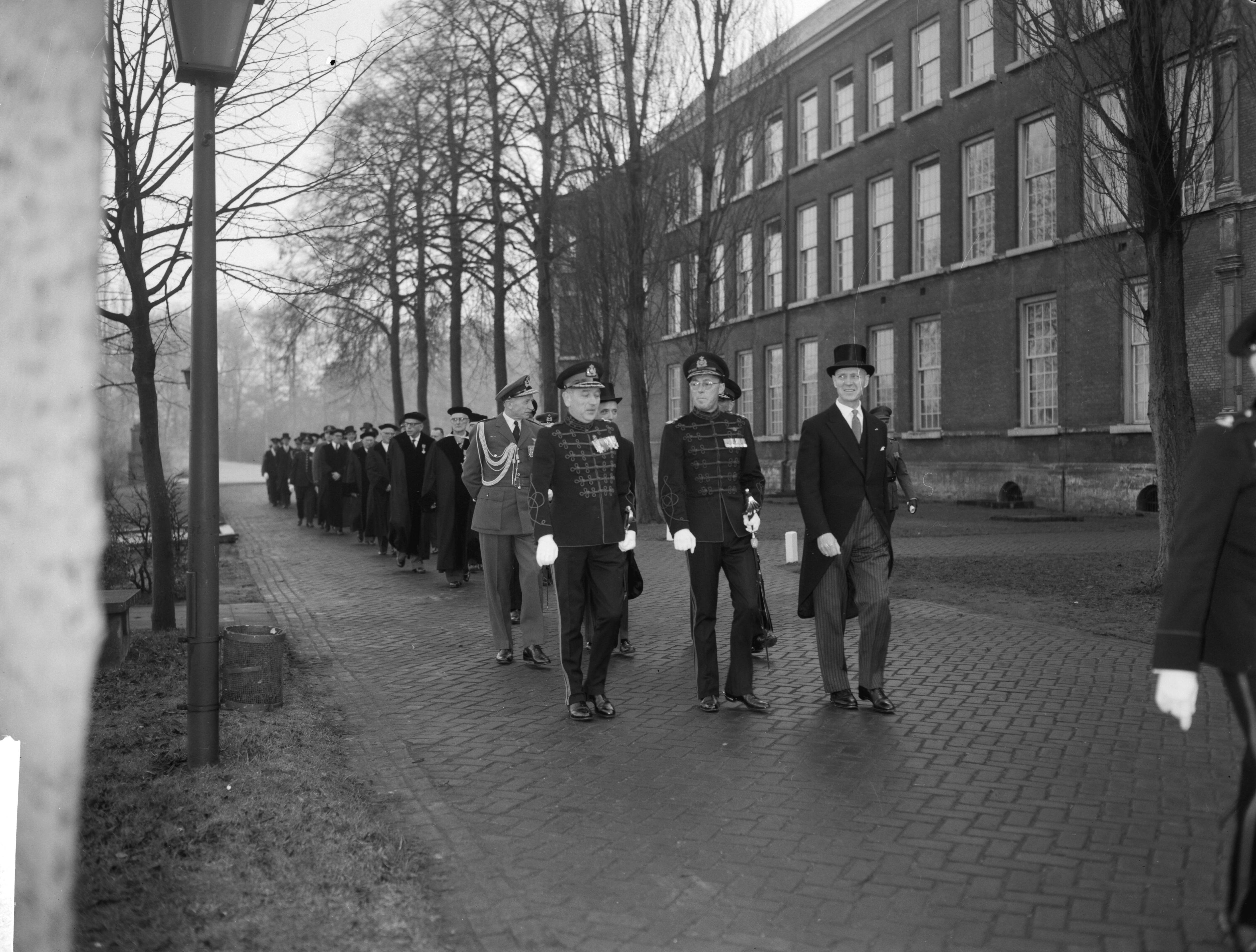 Fotocollectie Anefo — Prins Bernhard bij installatie van het curatorium en de Raad van Gouverneur en Assessoren van de Koninklijke Militaire Academie te Breda. Vertrek van het cortege vanaf de gouverneurswoning. Links van de prins de gouverneur van de academier, brigade-generaal W.C.H. van Reede, rechts de staatssecretaris van Defensie, mr. R.H. Calmeyer — Foto: Bilsen, Joop van / Anefo. Licentie: Set B: Rechtenvrij / Publiek Domein. Bron: Nationaal Archief. http://hdl.handle.net/10648/a9edb136-d0b4-102d-bcf8-003048976d84