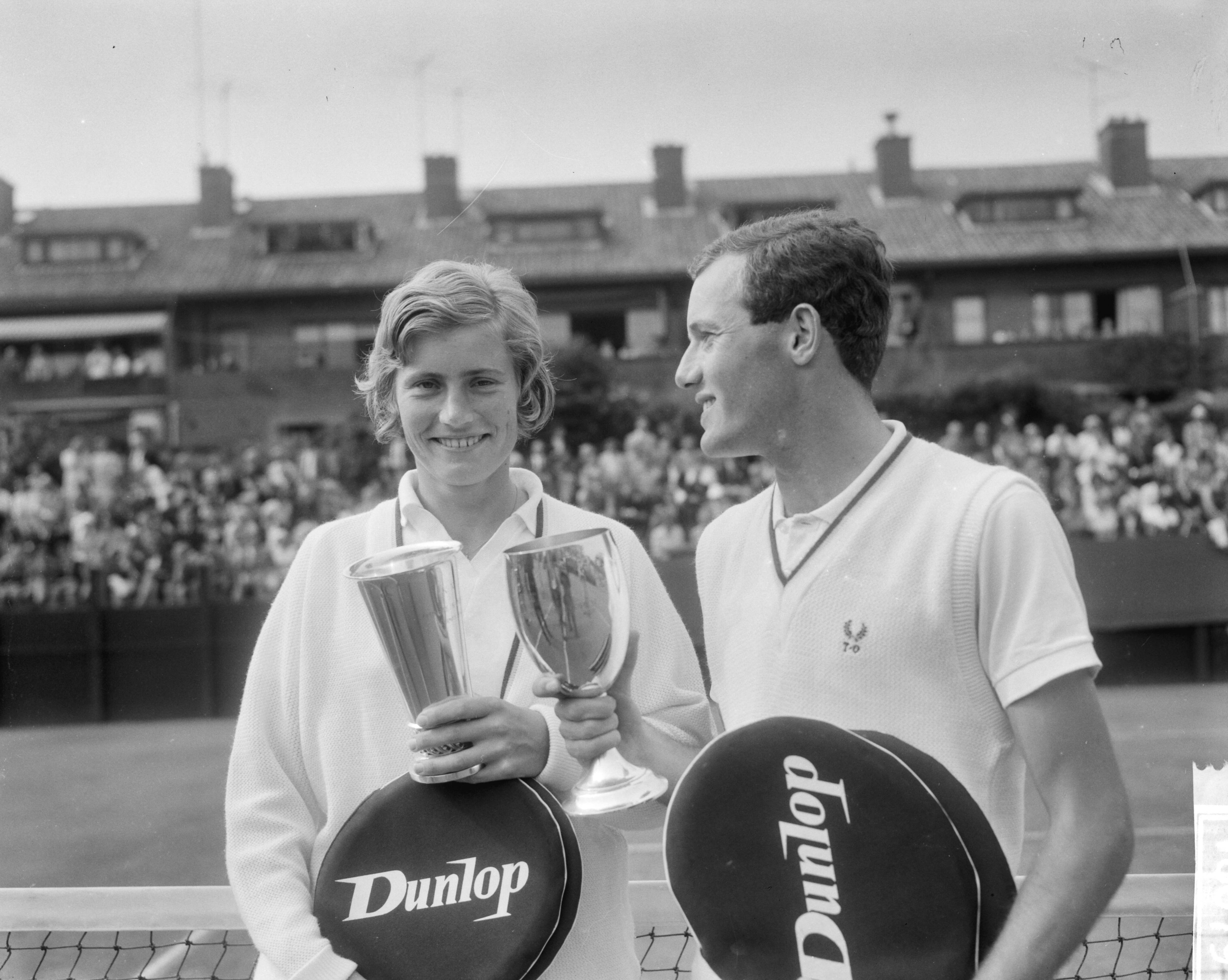 Fotocollectie Anefo — Nederlandse tenniskampioenschappen op de METS-banen te Scheveningen, winnaars van het enkelspel, met hun bekers — Foto: Bilsen, Joop van / Anefo. Licentie: Set B: Rechtenvrij / Publiek Domein. Bron: Nationaal Archief. http://hdl.handle.net/10648/aabb4092-d0b4-102d-bcf8-003048976d84