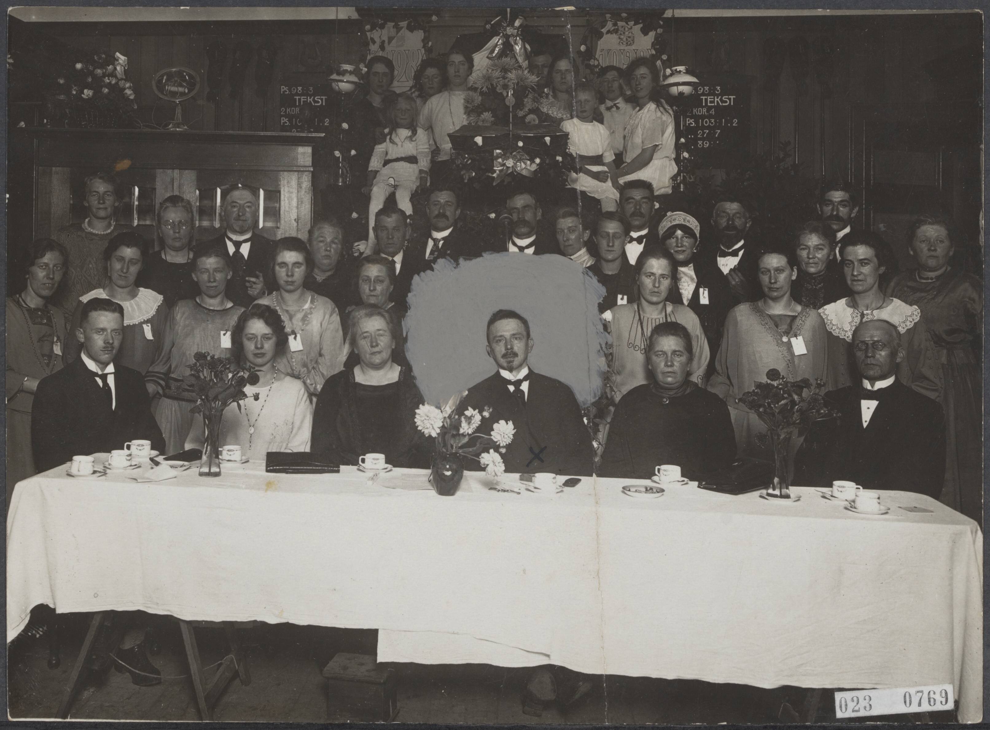 Fotocollectie Elsevier Binnenland — Ds. Aalberts, predikant te Wormerveer, (midden) tijdens de viering van zijn 25-jarig predikanten-jubileum — Foto: Fotopersbureau "Holland". Licentie: Set B: Rechtenvrij / Publiek Domein. Bron: Nationaal Archief. http://hdl.handle.net/10648/add560fa-d0b4-102d-bcf8-003048976d84