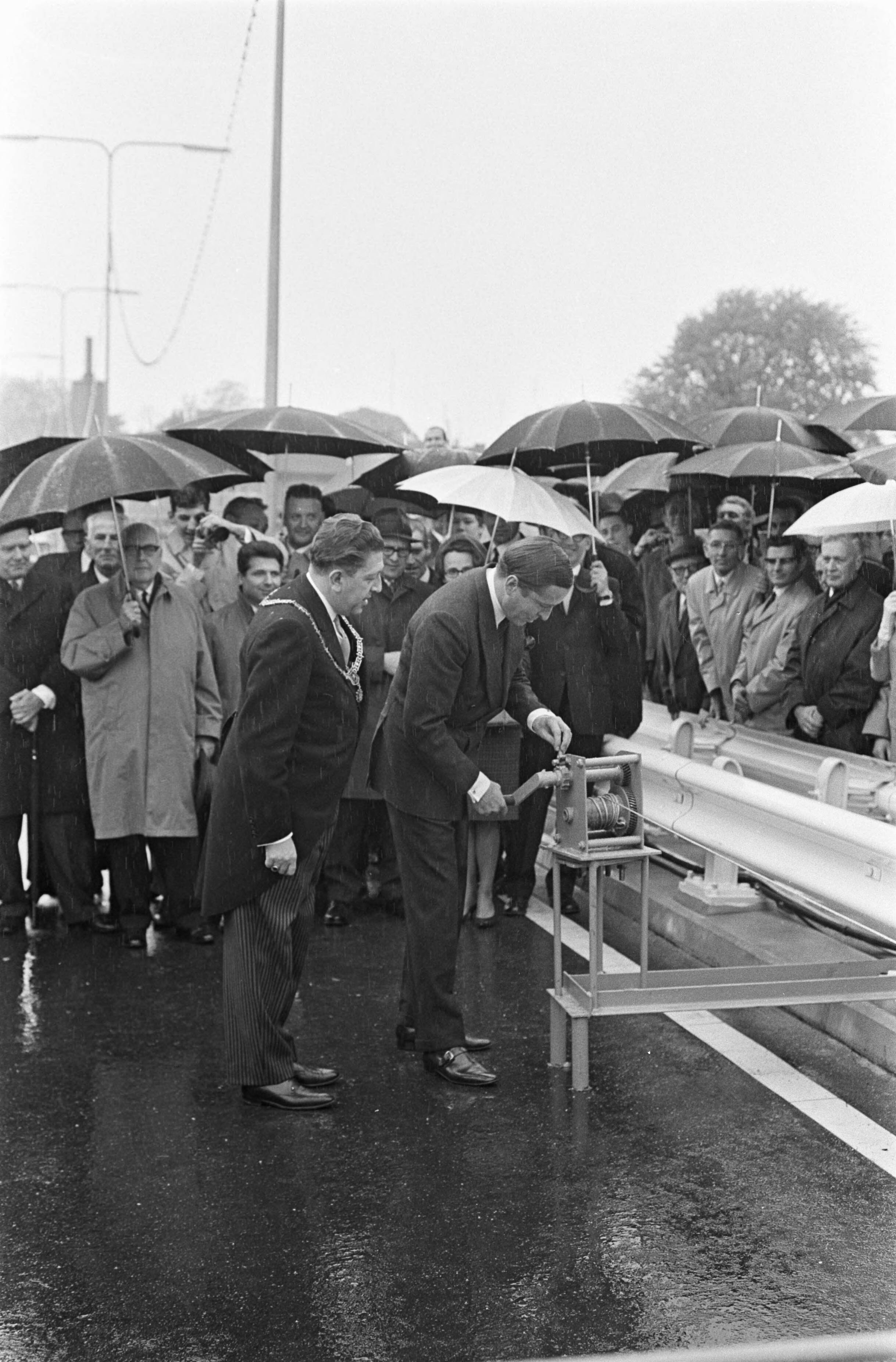 Fotocollectie Anefo — Prins Claus opende John F. Kennedy brug te Maastricht. Prins Claus , burgemeester Maastricht en commissaris van Limburg mr. Ch. J. M. A. van Rooy — Foto: Nijs, Jac. de / Anefo. Licentie: Set B: Rechtenvrij / Publiek Domein. Bron: Nationaal Archief. http://hdl.handle.net/10648/ab3fc290-d0b4-102d-bcf8-003048976d84