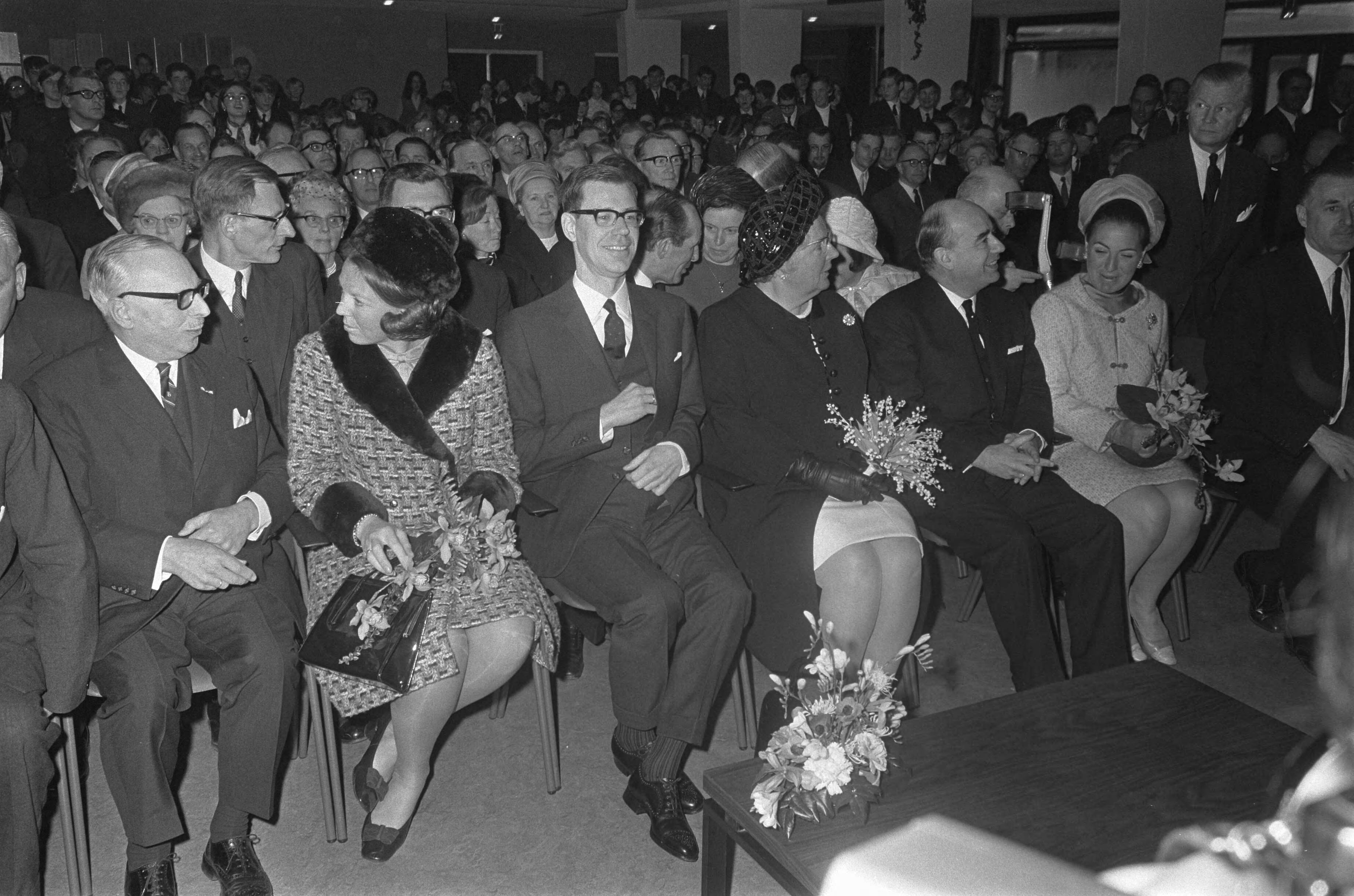 Fotocollectie Anefo — Koningin Juliana opent het nieuwe Baarns Lyceum te Baarn v.l.n.r. prinses Beatrix, mr. J.H. Grosheide (staatssecretaris OenW), koningin Juliana, A. Jiskoot (voorz. Lyceum), prinses Margriet — Foto: Koch, Eric / Anefo. Licentie: Set B: Rechtenvrij / Publiek Domein. Bron: Nationaal Archief. http://hdl.handle.net/10648/ab640ca4-d0b4-102d-bcf8-003048976d84