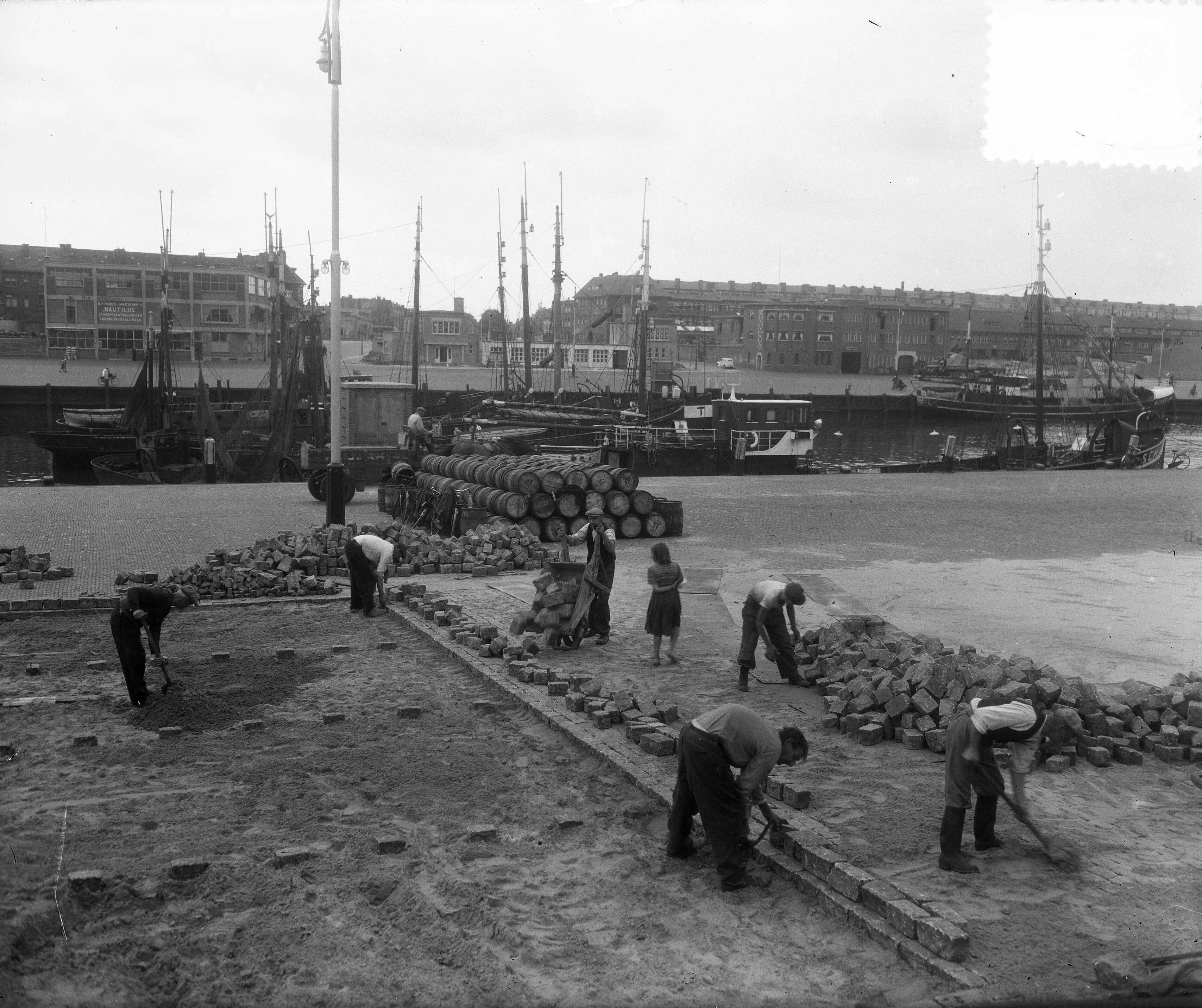 Fotocollectie Anefo — Reparatie aan Scheveningse havenkade — Foto: Duinen, H. van / Anefo. Licentie: Set B: Rechtenvrij / Publiek Domein. Bron: Nationaal Archief. http://hdl.handle.net/10648/a8eedf80-d0b4-102d-bcf8-003048976d84