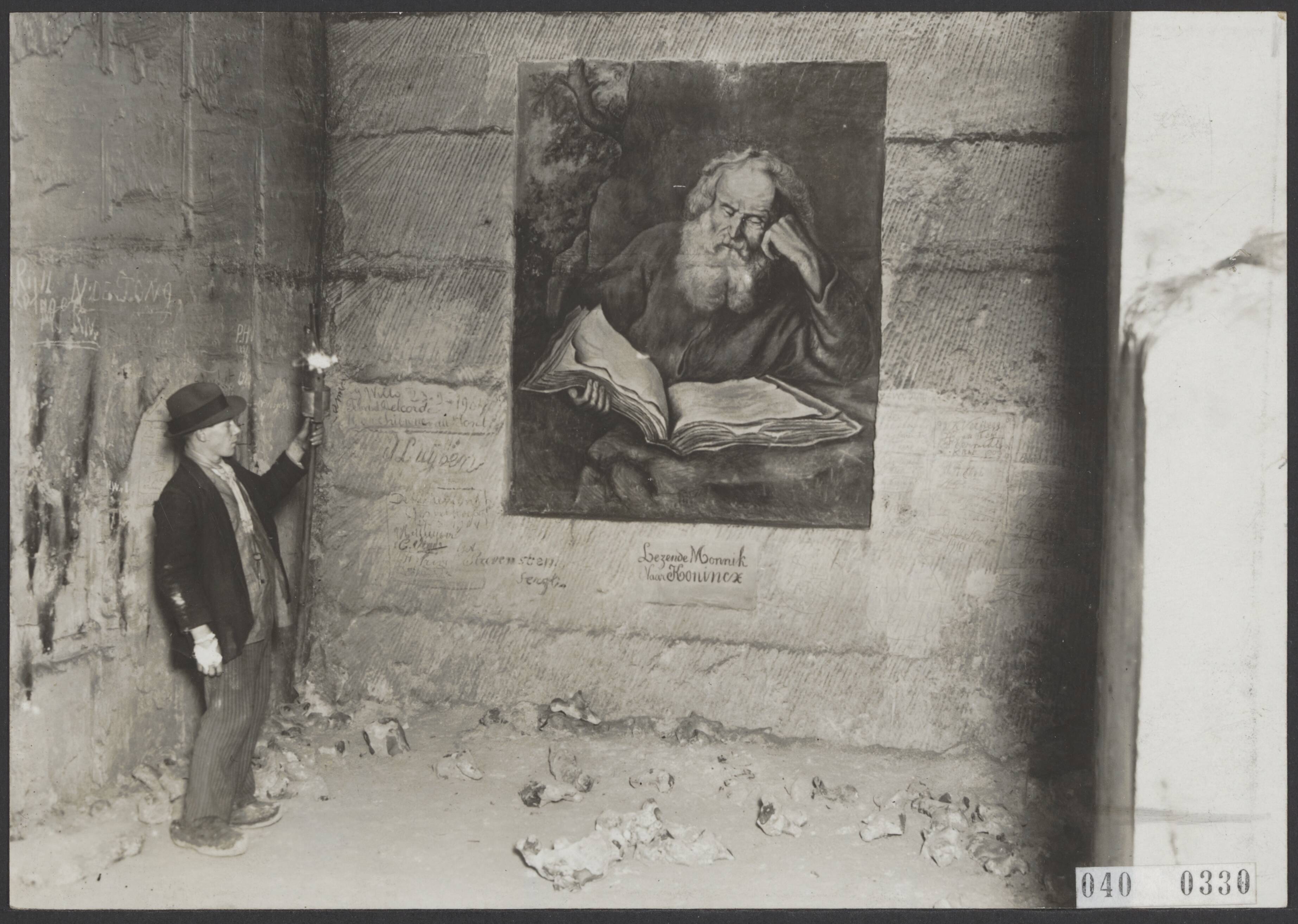 Fotocollectie Elsevier Binnenland — Houtskooltekening "Lezende Monnik door Koninx" in het gangenstelsel van de ondergrondse mergelgroeve Zonneberg, in de Sint Pietersberg, te Maastricht, in het zogenaamde museum — Foto: Fotocentrale Frankl & Velleman. Licentie: Set B: Rechtenvrij / Publiek Domein. Bron: Nationaal Archief. http://hdl.handle.net/10648/adf4111c-d0b4-102d-bcf8-003048976d84