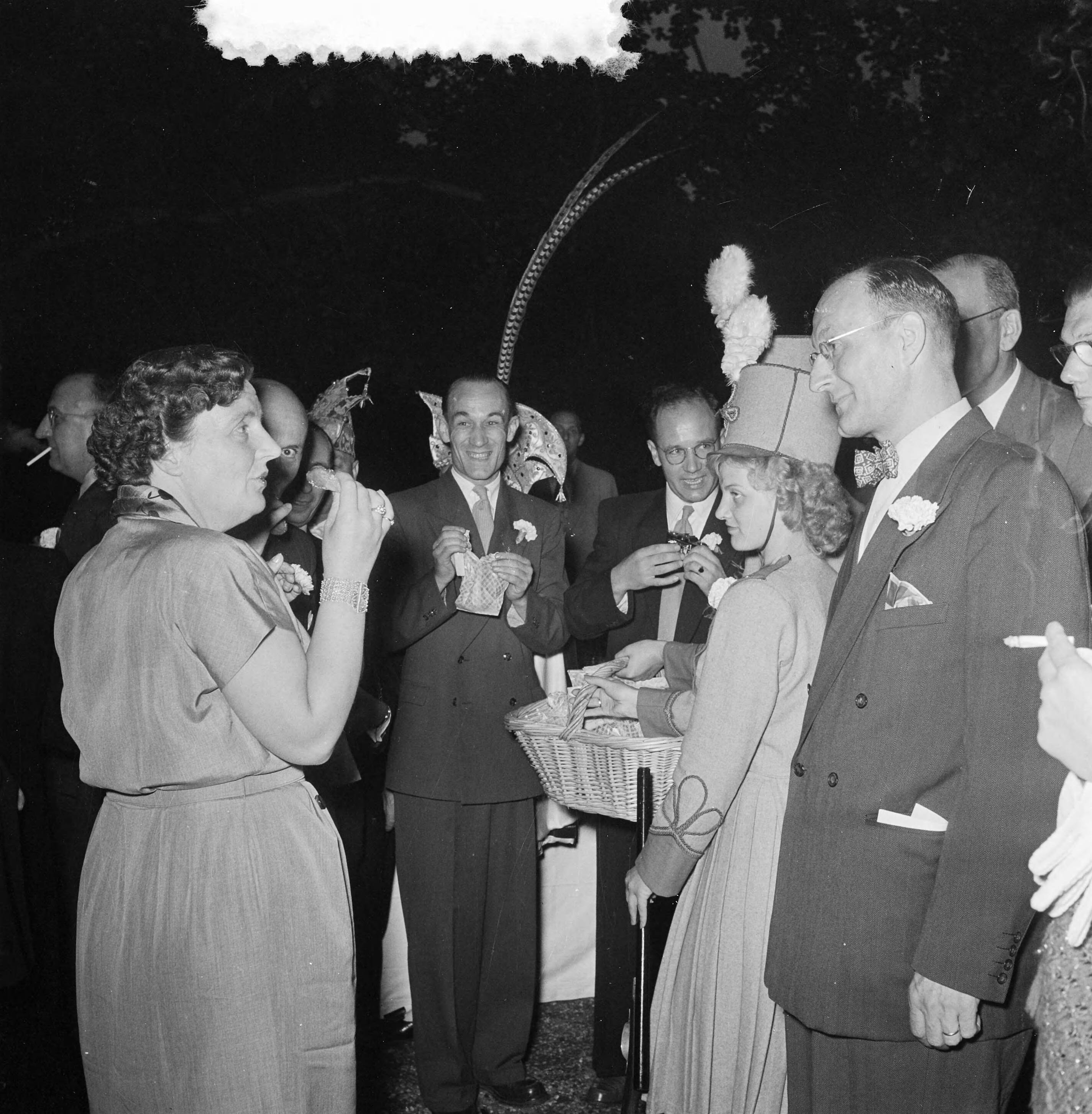 Carnavalsstemming in de Orangerie van paleis Soestdijk bij bezoek van Limburgers — Carnavalsstemming in de Orangerie van paleis Soestdijk bij bezoek van Limburgers [uitdelen van nonnevotten. speciaal gebak uit Sittard. Koningin Juliana proeft een nonnevot] — Foto: Noske, J.D. / Anefo. Licentie: Set B: Rechtenvrij / Publiek Domein. Bron: Nationaal Archief. http://hdl.handle.net/10648/a9125fa0-d0b4-102d-bcf8-003048976d84