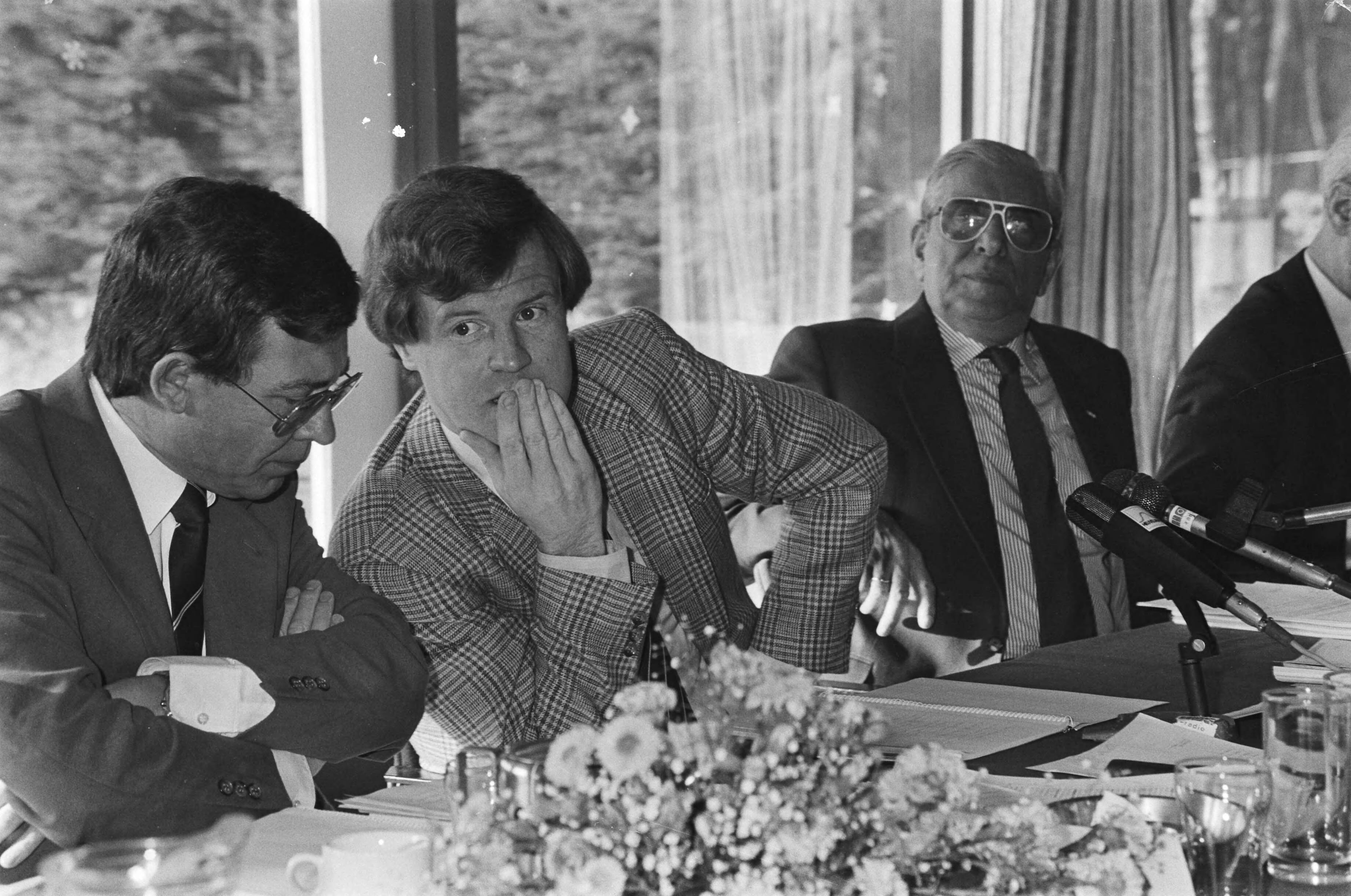 Algemene vergadering betaald voetbal te Zeist — Van links naar rechts Huibregts (secretaris), Vilé (voorzitter) en Van Praag — Foto: Dijk, Hans van / Anefo. Licentie: Set B: Rechtenvrij / Publiek Domein. Bron: Nationaal Archief. http://hdl.handle.net/10648/ad08d01c-d0b4-102d-bcf8-003048976d84