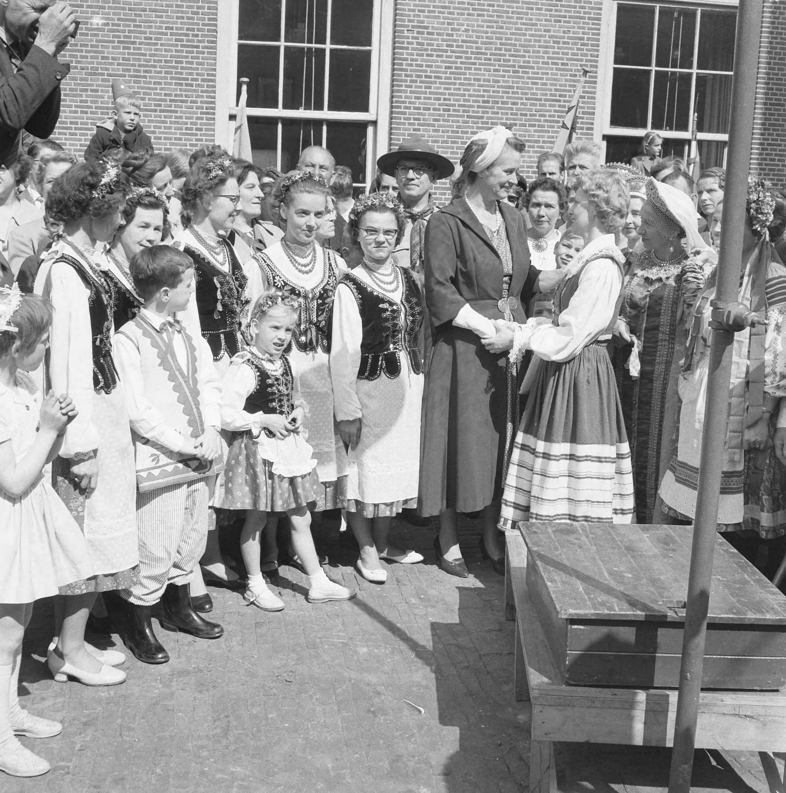 Fotocollectie Anefo — Ontsteken van het bevrijdingsvuur door minister Klompé op het Binnenhof te Den Haag — Foto: Behrens, Herbert F. / Anefo. Licentie: Set B: Rechtenvrij / Publiek Domein. Bron: Nationaal Archief. http://hdl.handle.net/10648/a9adf62c-d0b4-102d-bcf8-003048976d84