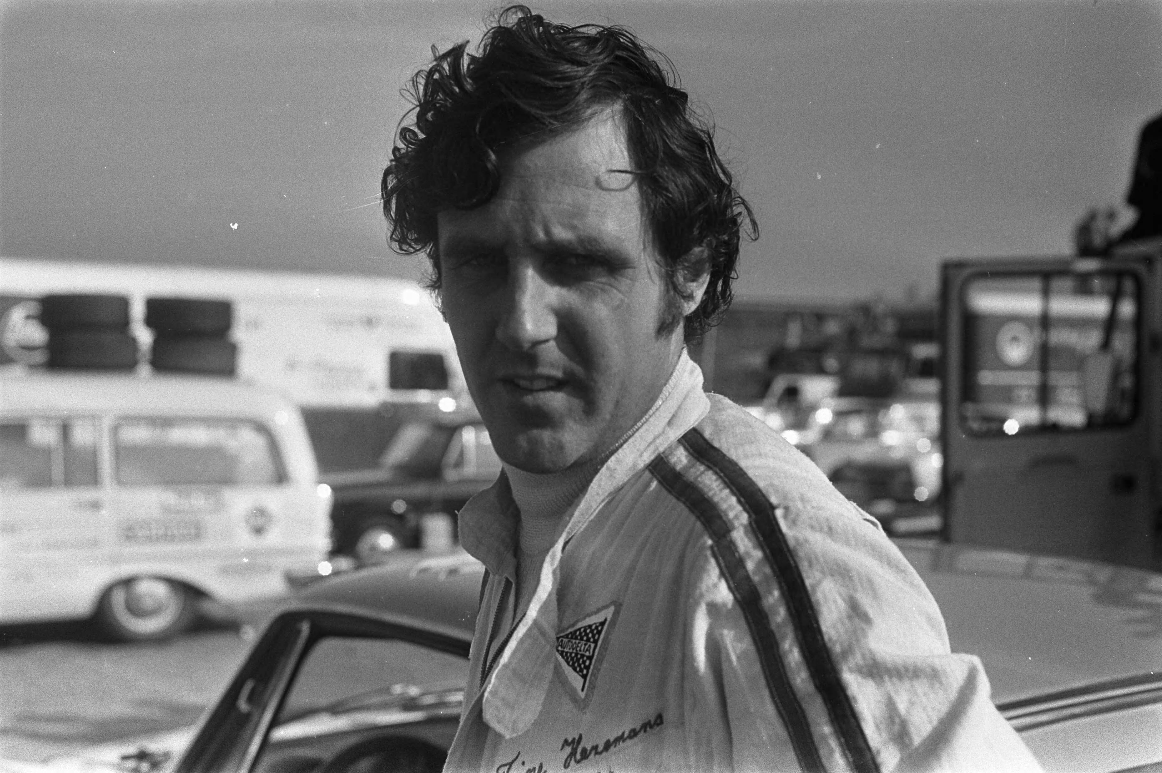 Fotocollectie Anefo — Nationale autoraces, Zandvoort; Tonie Hezemans , kop — Foto: Koch, Eric / Anefo. Licentie: Set B: Rechtenvrij / Publiek Domein. Bron: Nationaal Archief. http://hdl.handle.net/10648/ab9f1aec-d0b4-102d-bcf8-003048976d84