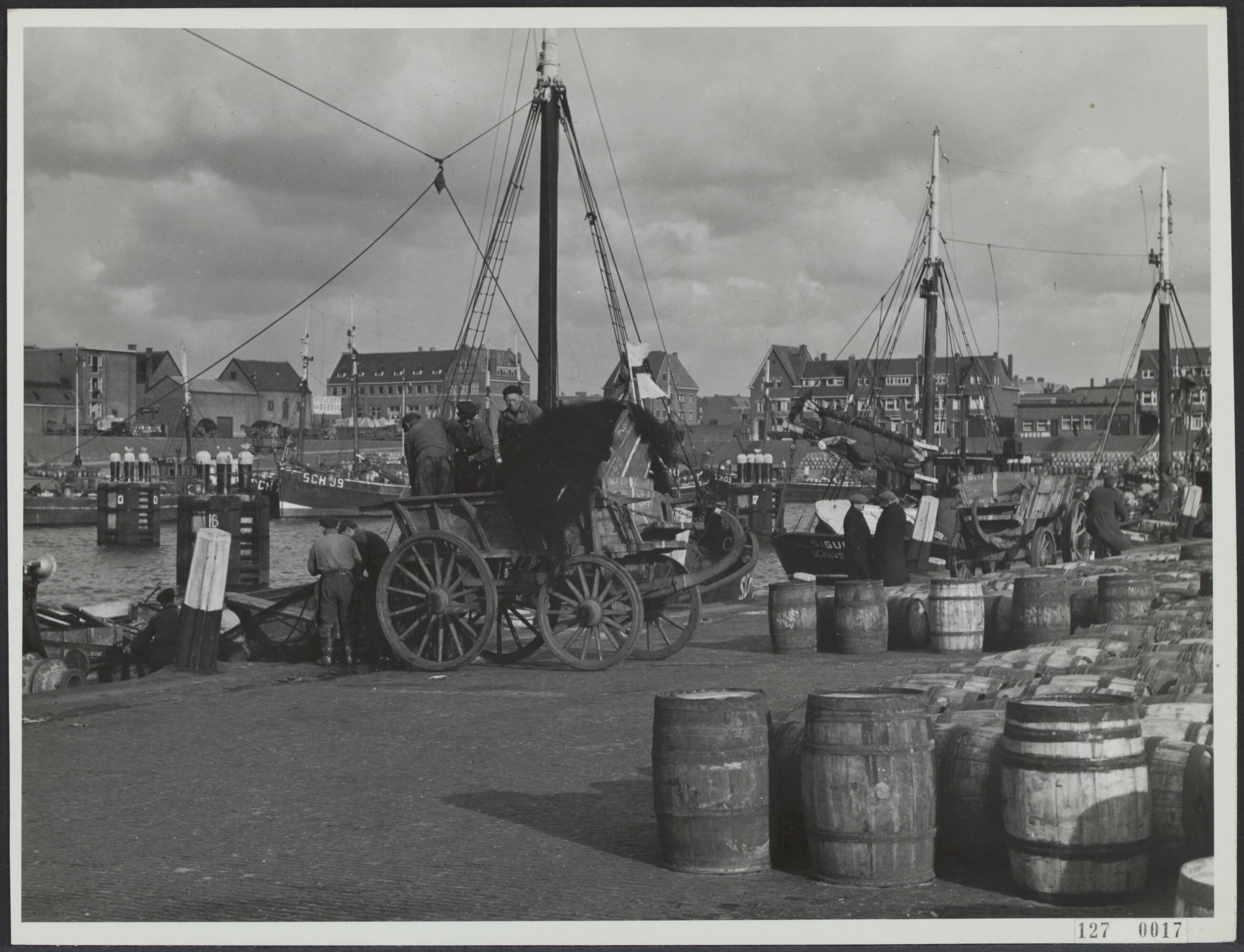 Fotocollectie Rijksvoorlichtingsdienst Eigen — Vissershaven te Scheveningen — Foto: Last, A.P.H.. Licentie: Set B: Rechtenvrij / Publiek Domein. Bron: Nationaal Archief. http://hdl.handle.net/10648/af3d5fce-d0b4-102d-bcf8-003048976d84
