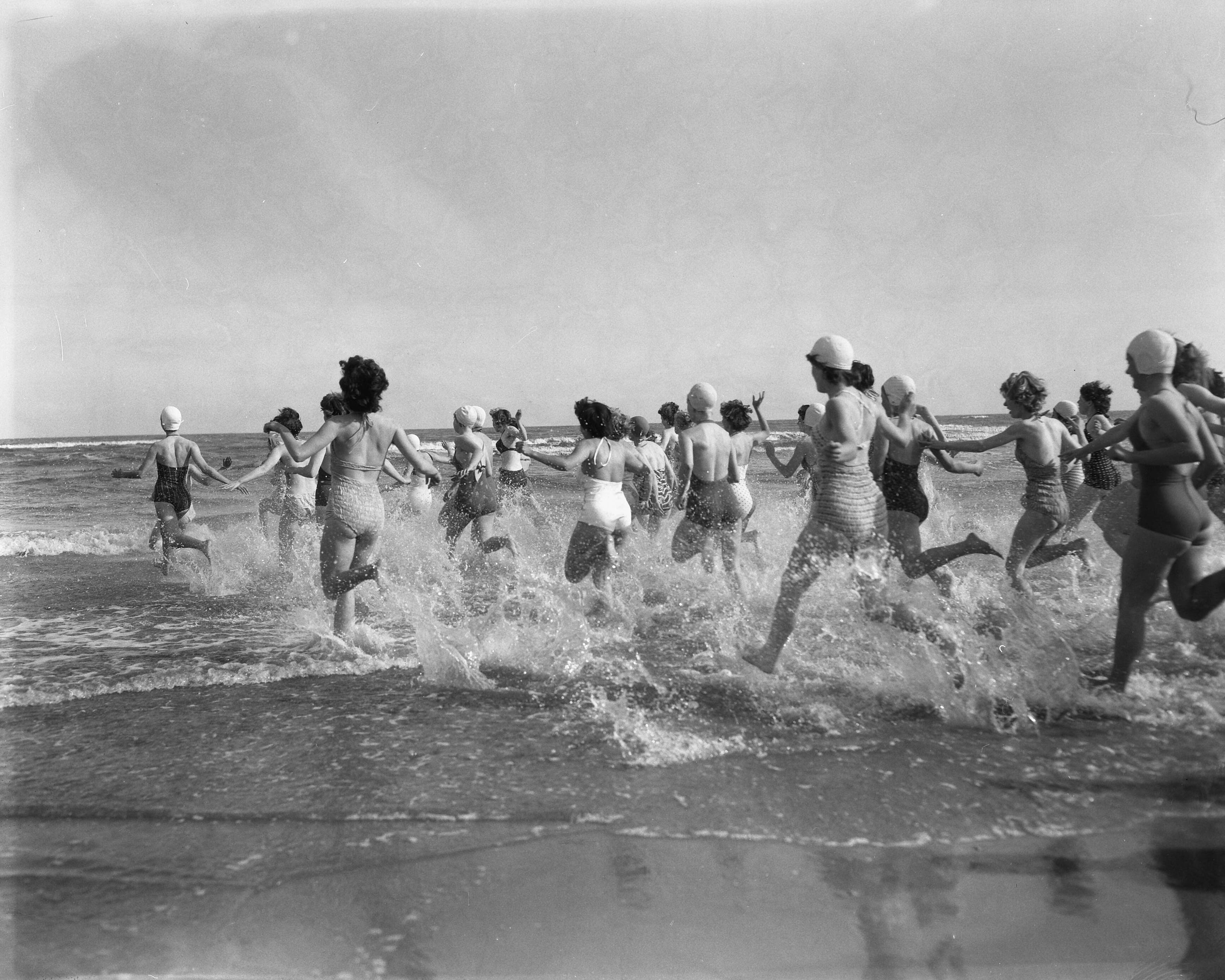 Fotocollectie Anefo — Opening badseizoen in Scheveningen — Foto: Pot, Harry / Anefo. Licentie: Set B: Rechtenvrij / Publiek Domein. Bron: Nationaal Archief. http://hdl.handle.net/10648/a960c500-d0b4-102d-bcf8-003048976d84