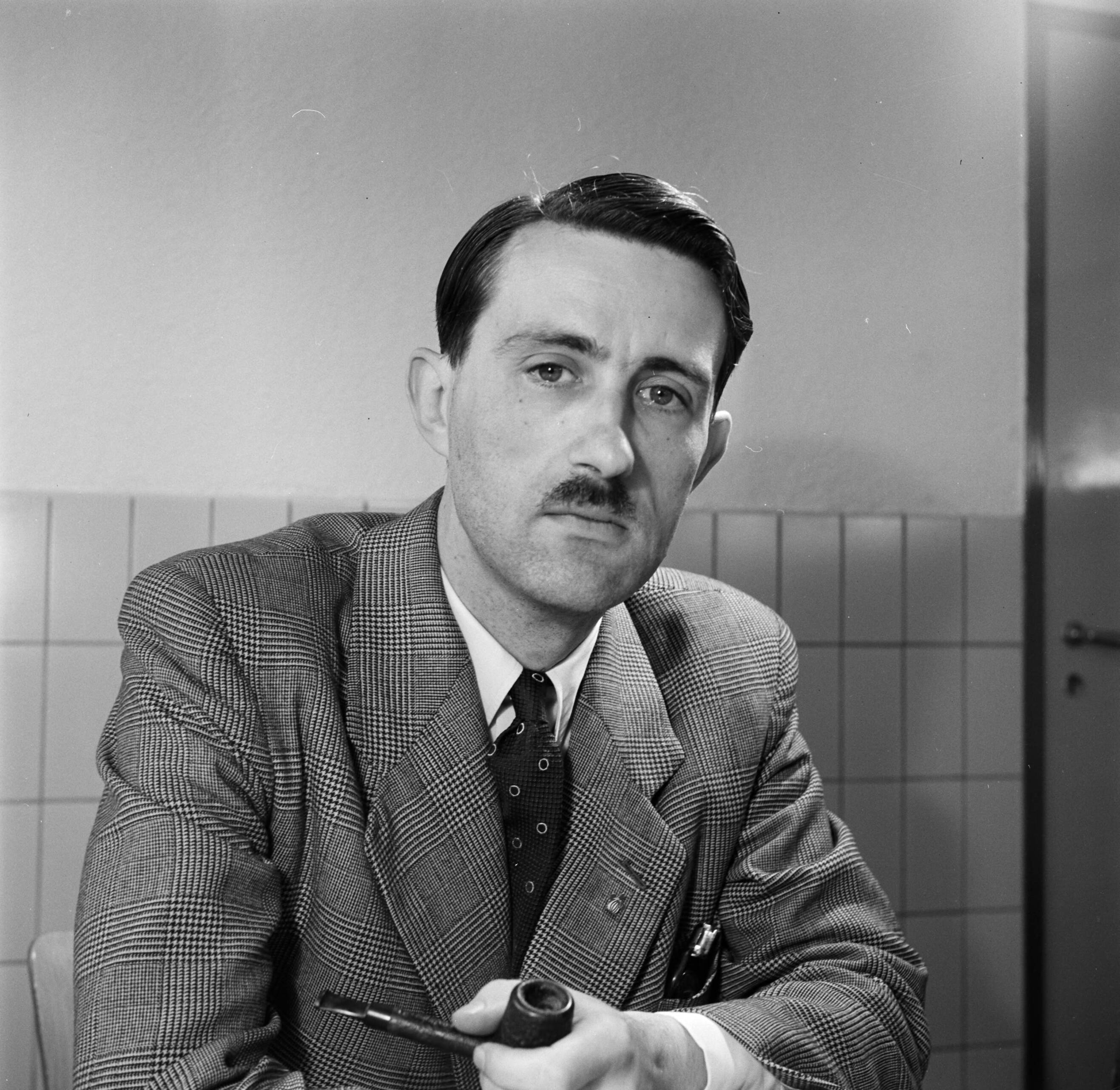 Reportage Kerko Haarlem — Een medewerker van de Kerkofabriek — Foto: Poll, Willem van de. Licentie: Set B: Rechtenvrij / Publiek Domein. Bron: Nationaal Archief. http://hdl.handle.net/10648/aecbe240-d0b4-102d-bcf8-003048976d84
