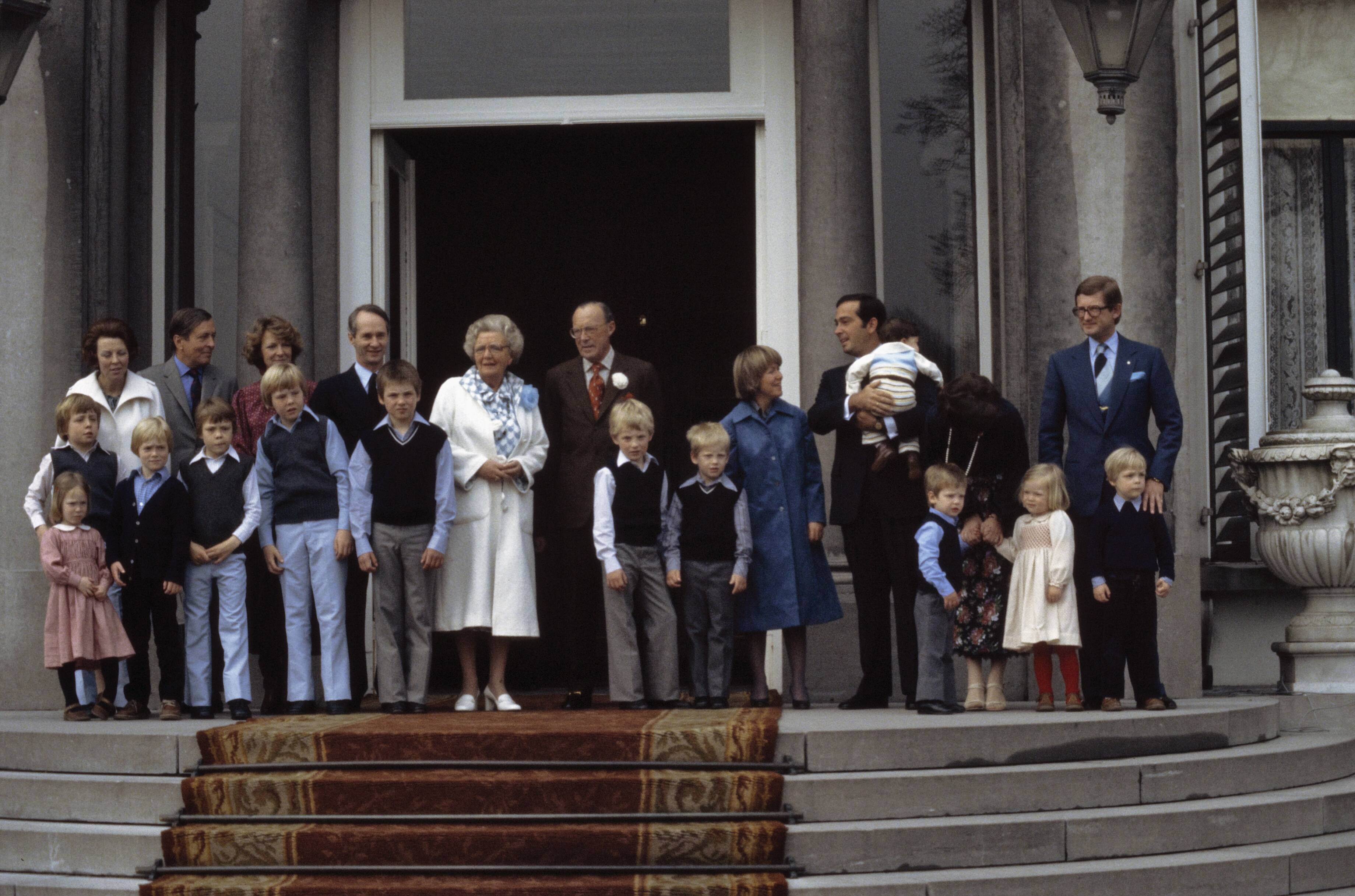 Koniginnedag 1978 — Koninginnedag 1978, defile Soestdijk; gehele Koninklijke Familie op bordes — Foto: Suyk, Koen / Anefo. Licentie: Set B: Rechtenvrij / Publiek Domein. Bron: Nationaal Archief. http://hdl.handle.net/10648/ad94801c-d0b4-102d-bcf8-003048976d84
