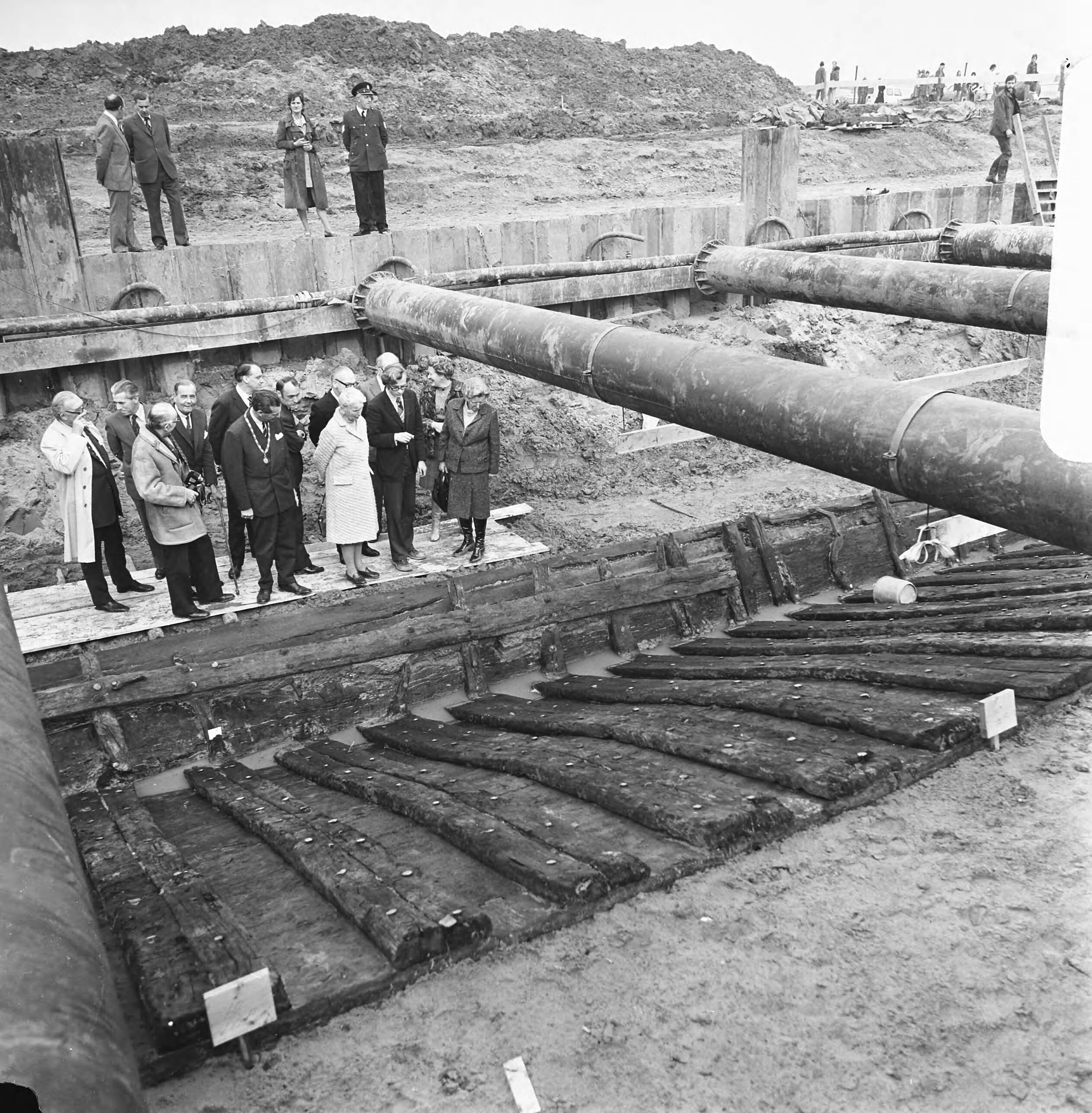 Fotocollectie Anefo — koningin Juliana bezoekt wrak Romeins schip in Zwammerdam; koningin Juliana bij wrak (wrak op voorgrond) — Foto: Mieremet, Rob / Anefo. Licentie: Set B: Rechtenvrij / Publiek Domein. Bron: Nationaal Archief. http://hdl.handle.net/10648/ac4712d8-d0b4-102d-bcf8-003048976d84