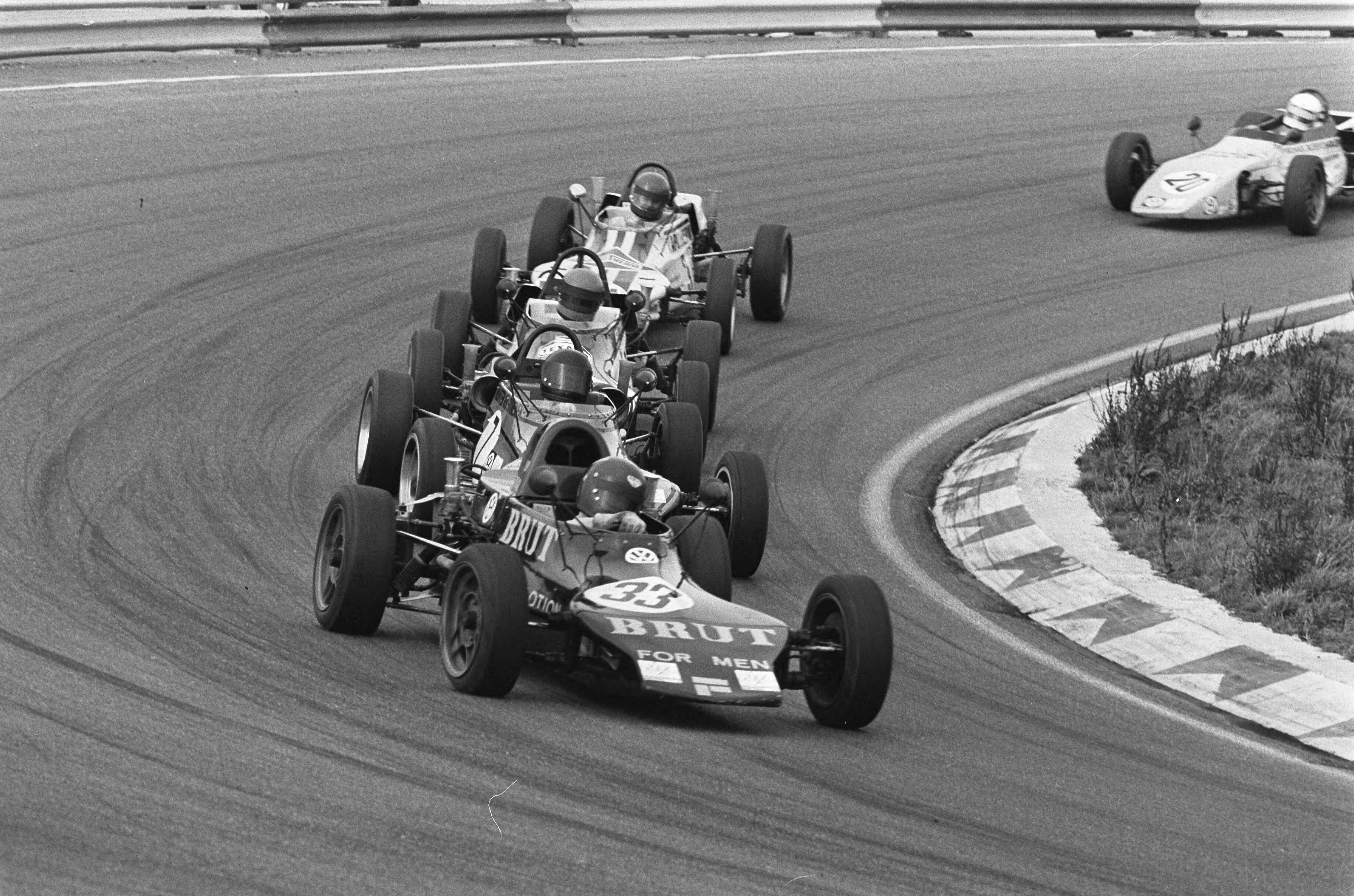 Fotocollectie Anefo — Finaleraces Nederlandse kampioenschappen op Zandvoort; formule V 1300 , Leo Steenbergen op kop Maarten van Ginneken (2e) winnaar — Foto: Verhoeff, Bert / Anefo. Licentie: Set B: Rechtenvrij / Publiek Domein. Bron: Nationaal Archief. http://hdl.handle.net/10648/ac56f220-d0b4-102d-bcf8-003048976d84