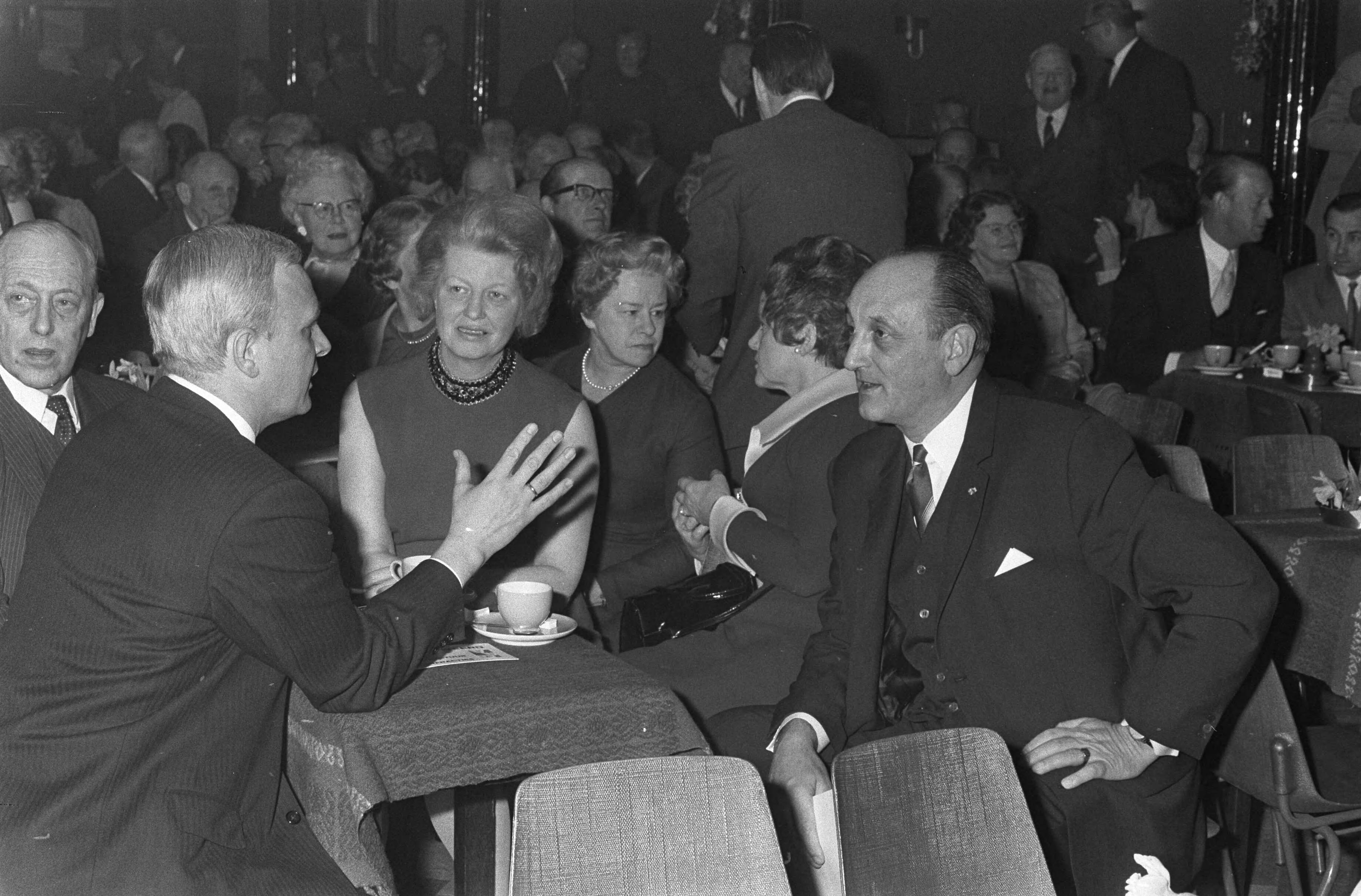 Fotocollectie Anefo — Tweedaagse Algemene Vergadering van de VVD in Groningen — Foto: Mieremet, Rob / Anefo. Licentie: Set B: Rechtenvrij / Publiek Domein. Bron: Nationaal Archief. http://hdl.handle.net/10648/ab63d39c-d0b4-102d-bcf8-003048976d84