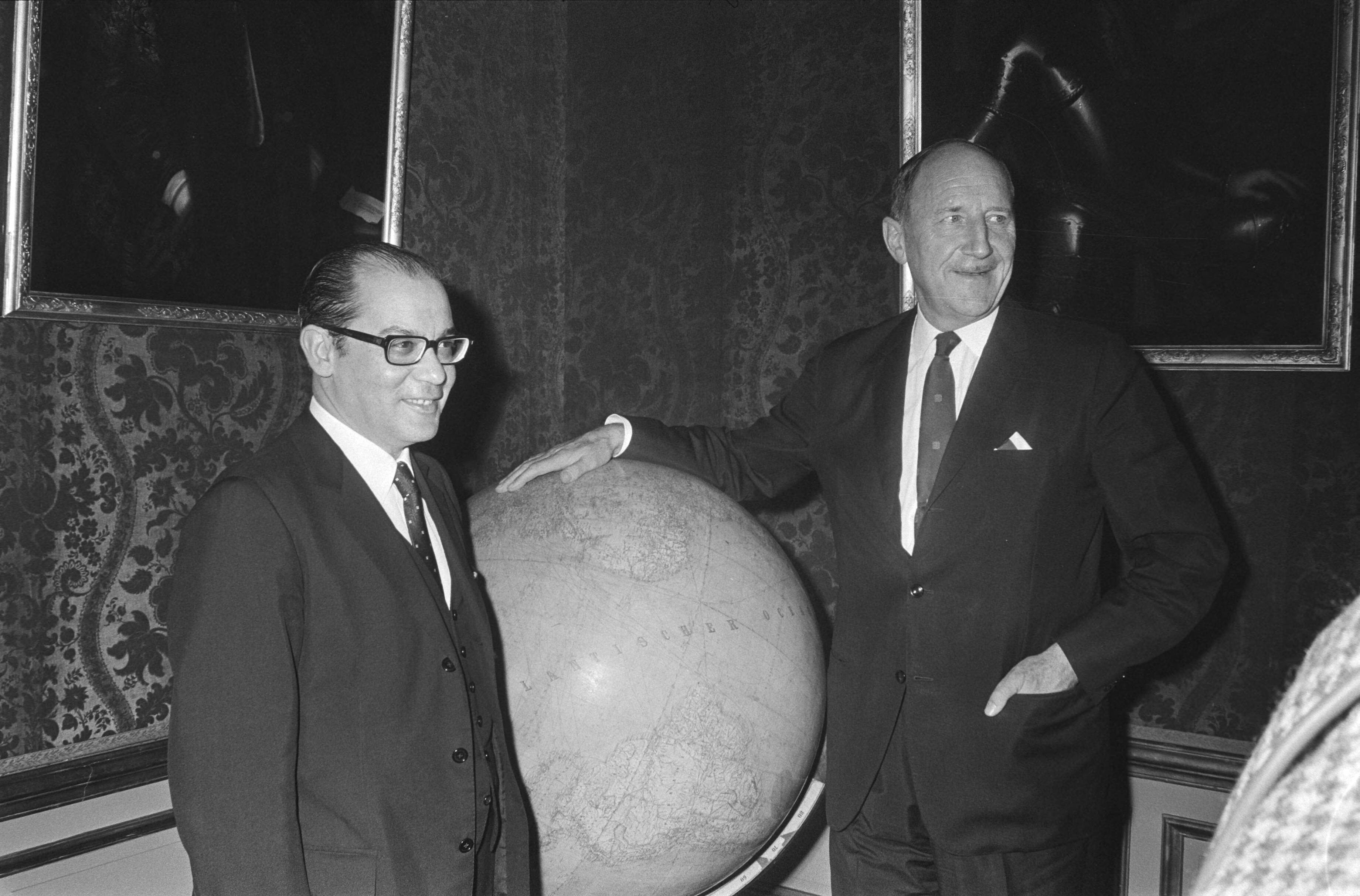 Fotocollectie Anefo — Minister Luns ontvangt Italiaan F. M. Malfatti voorzitter Comissie voor Europese Gemeenschappen in Den Haag ; links Malfatti, rechts Luns — Foto: Koch, Eric / Anefo. Licentie: Set B: Rechtenvrij / Publiek Domein. Bron: Nationaal Archief. http://hdl.handle.net/10648/aba6579e-d0b4-102d-bcf8-003048976d84