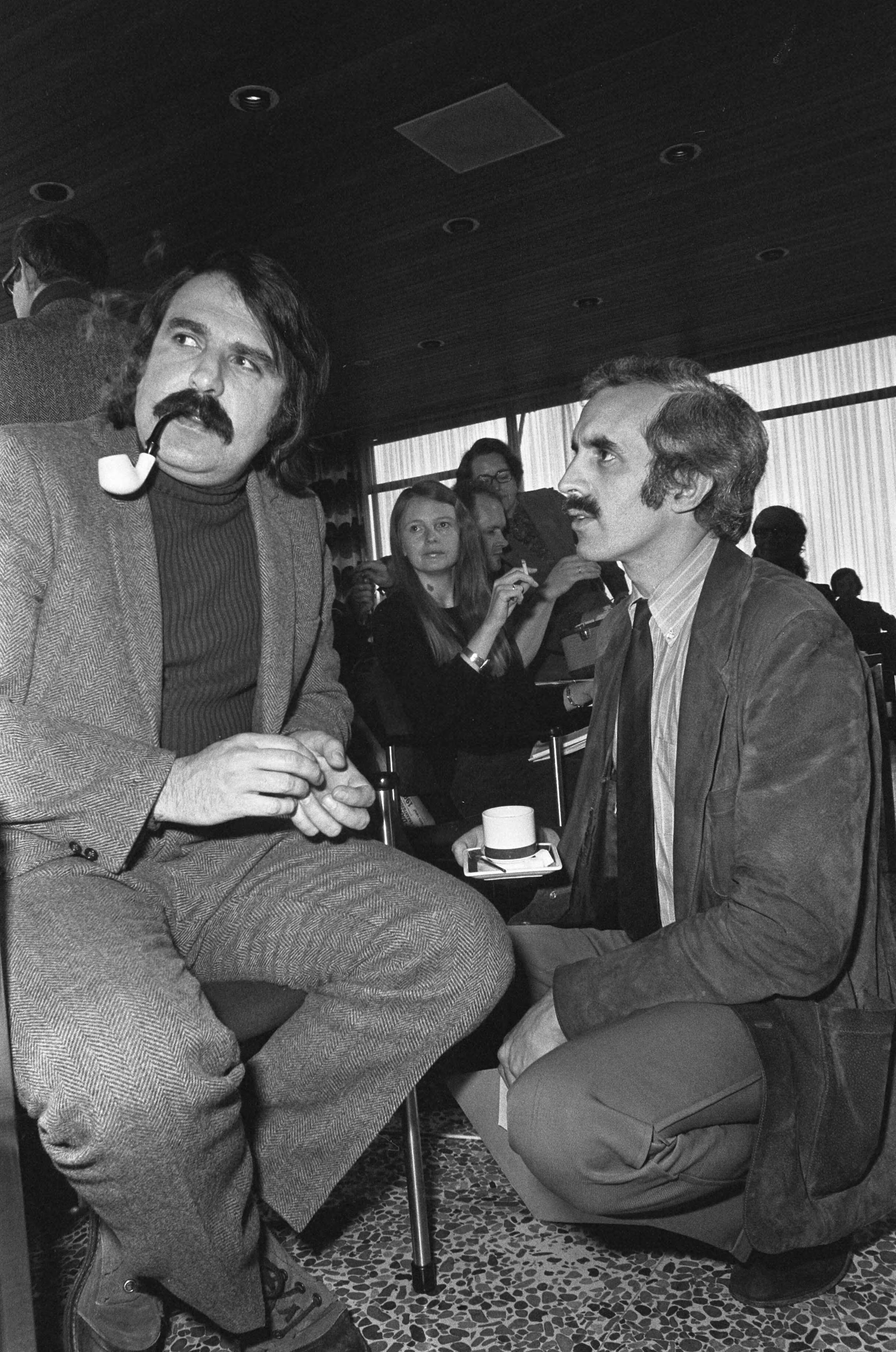 Fotocollectie Anefo — PvdA-partijraad bijeen te Utrecht, Andre van der Louw ( en Jurgens (PPR) — Foto: Mieremet, Rob / Anefo. Licentie: Set B: Rechtenvrij / Publiek Domein. Bron: Nationaal Archief. http://hdl.handle.net/10648/ac236b76-d0b4-102d-bcf8-003048976d84