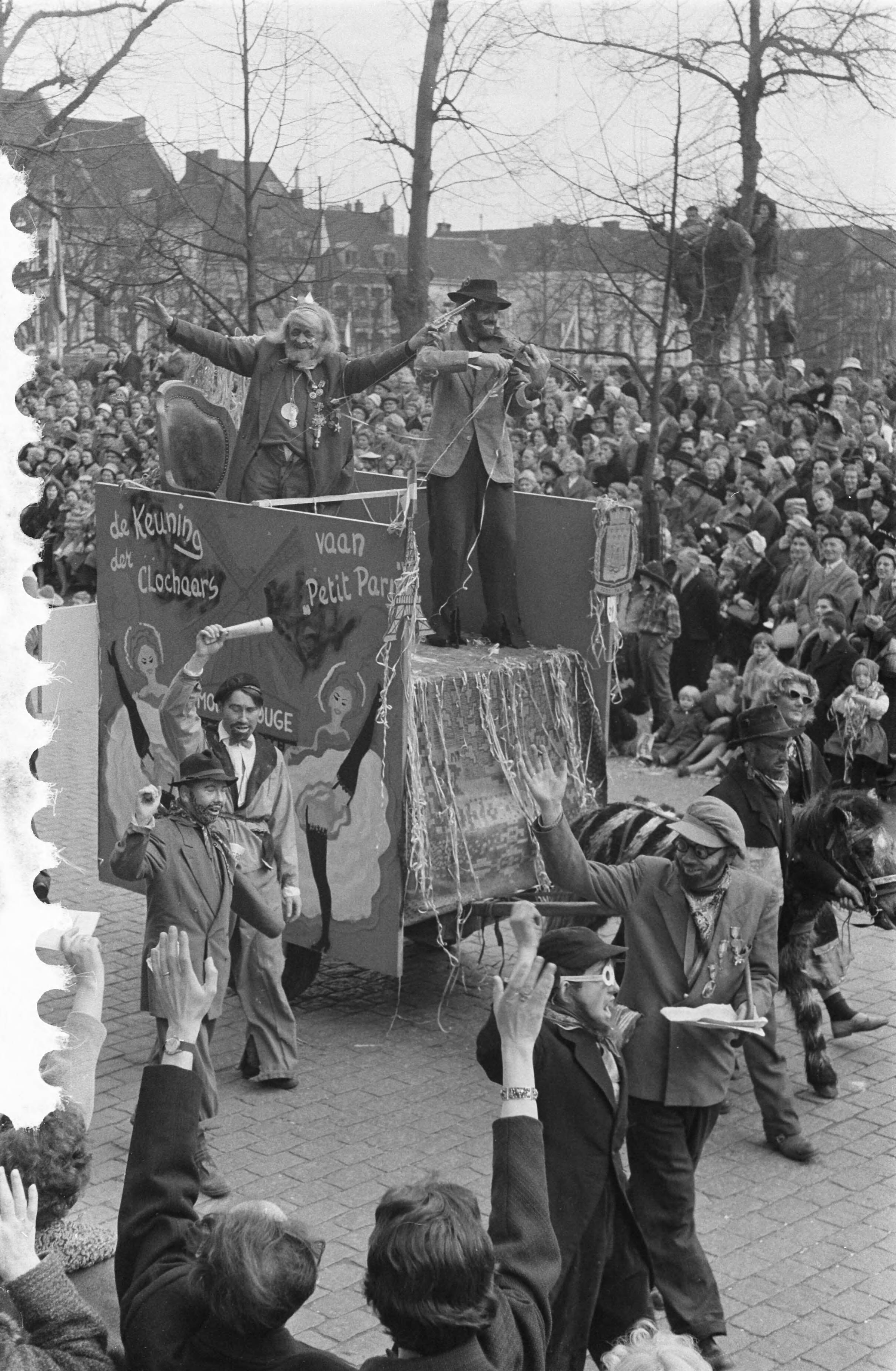 Fotocollectie Anefo — Carnavalsoptocht in Maastricht — Foto: Pot, Harry / Anefo. Licentie: Set B: Rechtenvrij / Publiek Domein. Bron: Nationaal Archief. http://hdl.handle.net/10648/a9a9007c-d0b4-102d-bcf8-003048976d84