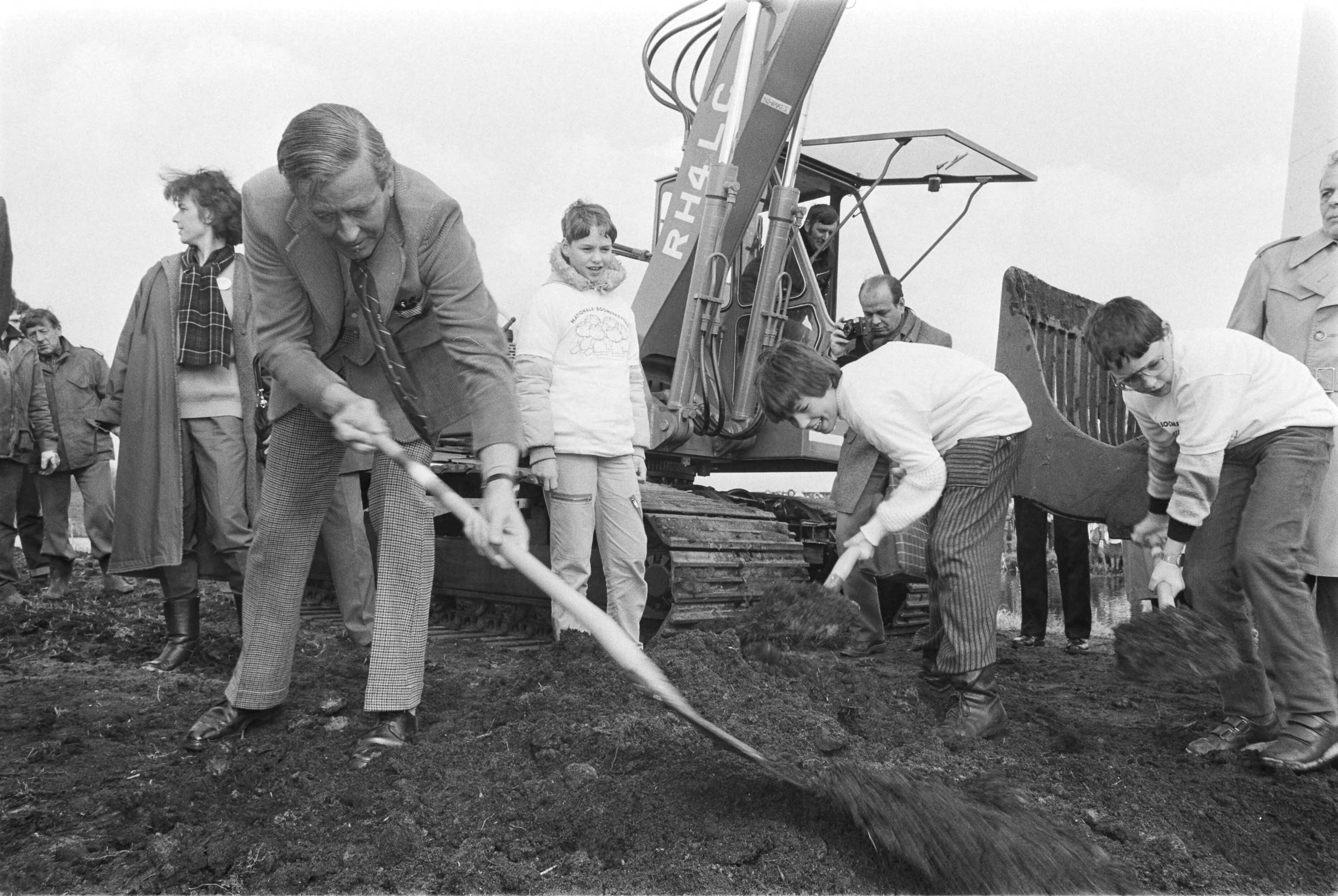 Prins Claus in Oostzaan bij boomplantdag in Het Twiske — De Prins met schoolkinderen — Foto: Croes, Rob C. / Anefo. Licentie: Set B: Rechtenvrij / Publiek Domein. Bron: Nationaal Archief. http://hdl.handle.net/10648/ad369a38-d0b4-102d-bcf8-003048976d84