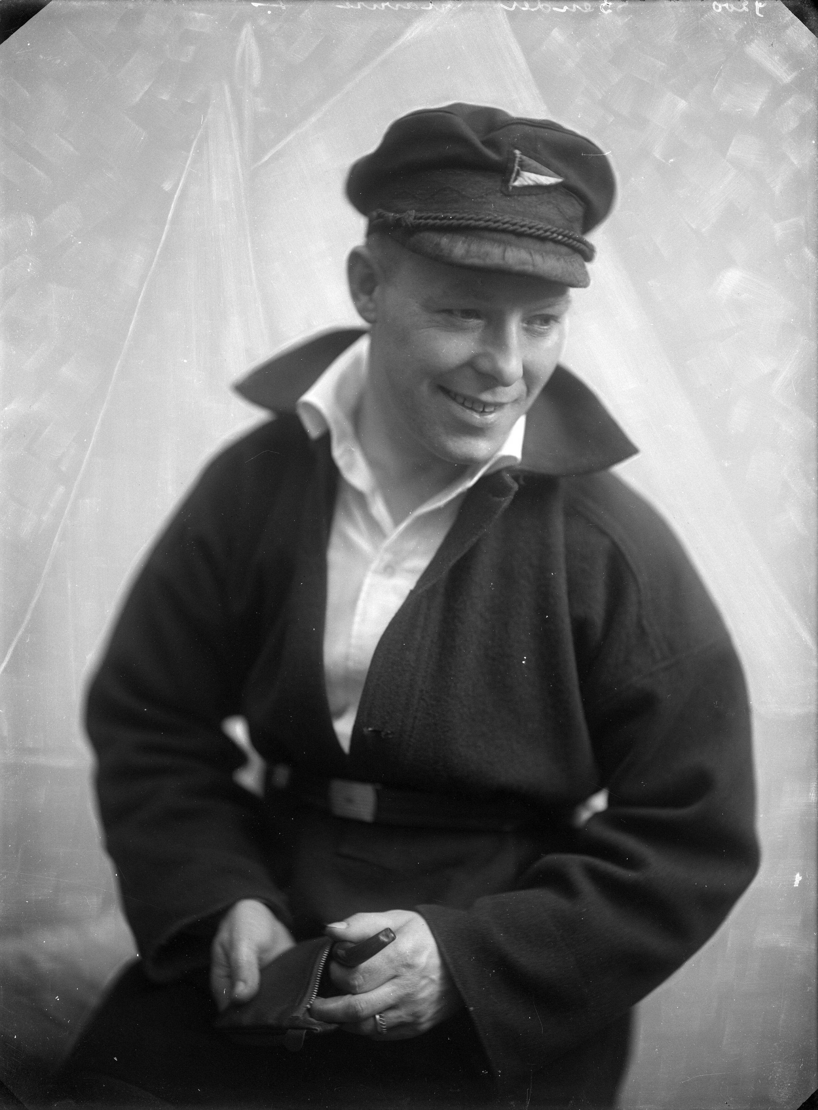Portretten — Studio-opnames. Portret van een man in zeemanskiel en pet, die pijp in tabakszak stopt. Haarlem, Nederland. 1918-1930.9200 Bender gravure — Foto: Berg, Th.C.J. van den / Spaarnestad Photo (05887). Licentie: Set B: Rechtenvrij / Publiek Domein. Bron: Nationaal Archief. http://hdl.handle.net/10648/35429da7-c5c1-a382-e063-6df0900a6686