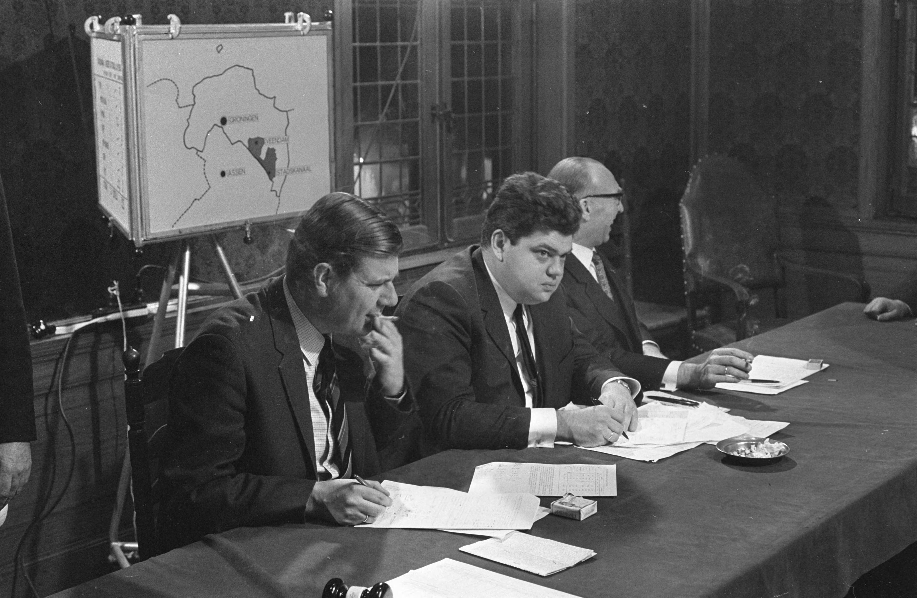 Fotocollectie Anefo — Gemeenteraadsverkiezingen Stadskanaal-Veendam v.l.n.r. de heer Eysink (Burgemeester PvdA), de heer Vonhof (VVD) en de heer Kikkert (CHK) leverden commentaar / — Foto: Kroon, Ron / Anefo. Licentie: Set B: Rechtenvrij / Publiek Domein. Bron: Nationaal Archief. http://hdl.handle.net/10648/ab5562da-d0b4-102d-bcf8-003048976d84