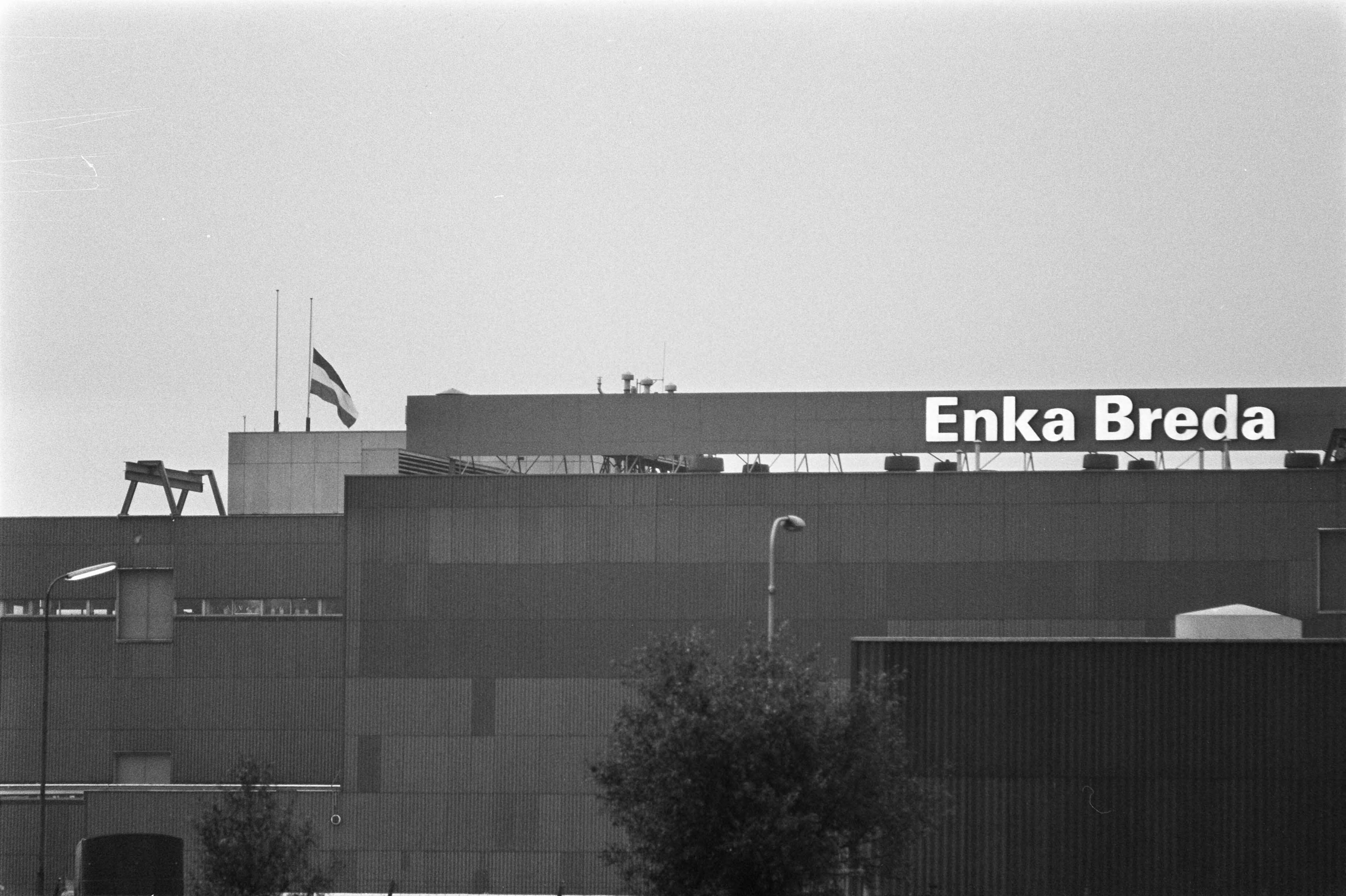 Fotocollectie Anefo — ENKA-bedrijf te Breda bezet door werknemers, vlag halfstok op ENKA — Foto: Peters, Hans / Anefo. Licentie: Set B: Rechtenvrij / Publiek Domein. Bron: Nationaal Archief. http://hdl.handle.net/10648/abf647cc-d0b4-102d-bcf8-003048976d84