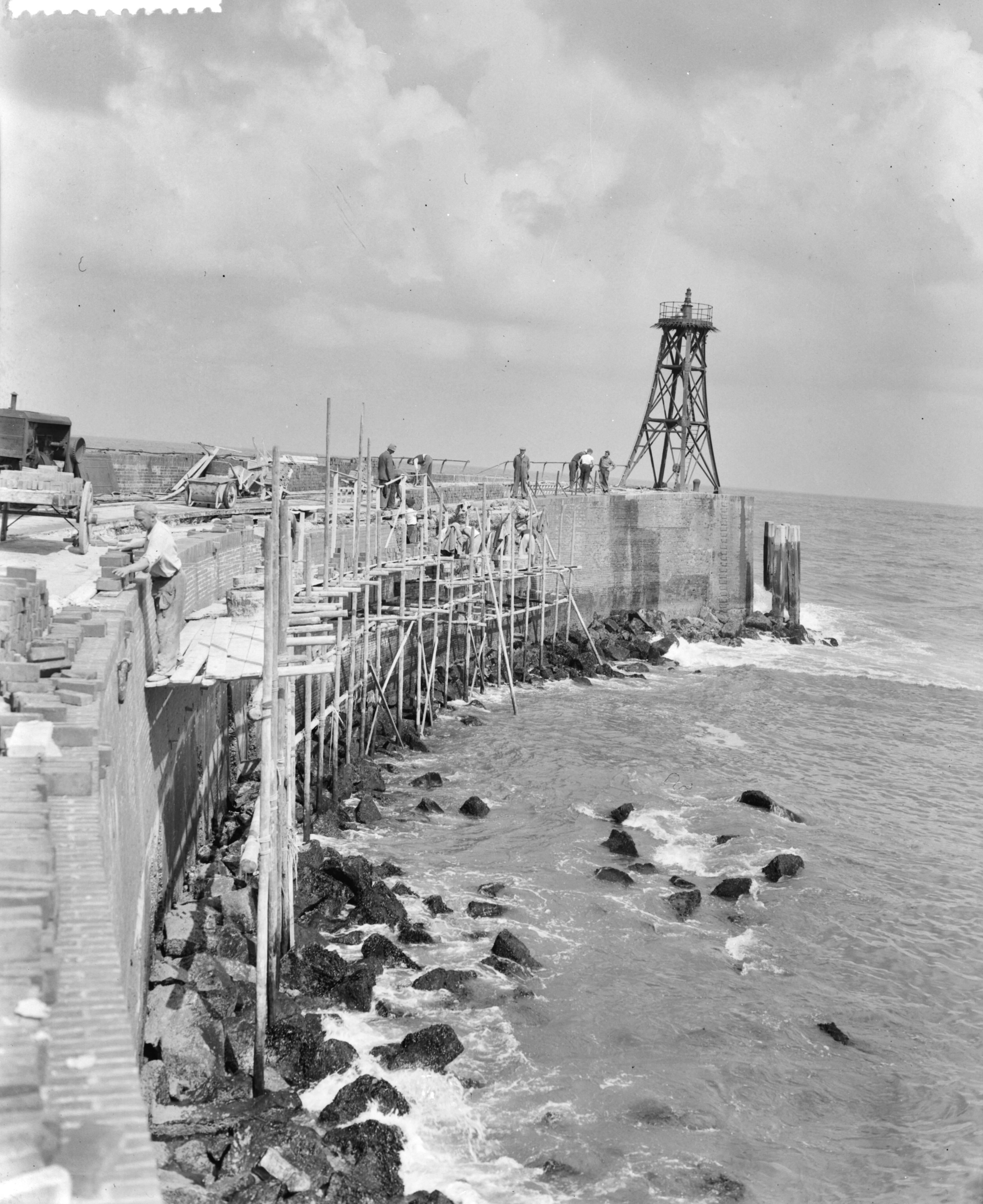 Fotocollectie Anefo — Herstelwerkzaamheden aan zuidelijk havenhoofd, Scheveningen — Foto: Duinen, G.W. van / Anefo. Licentie: Set B: Rechtenvrij / Publiek Domein. Bron: Nationaal Archief. http://hdl.handle.net/10648/a91203f2-d0b4-102d-bcf8-003048976d84