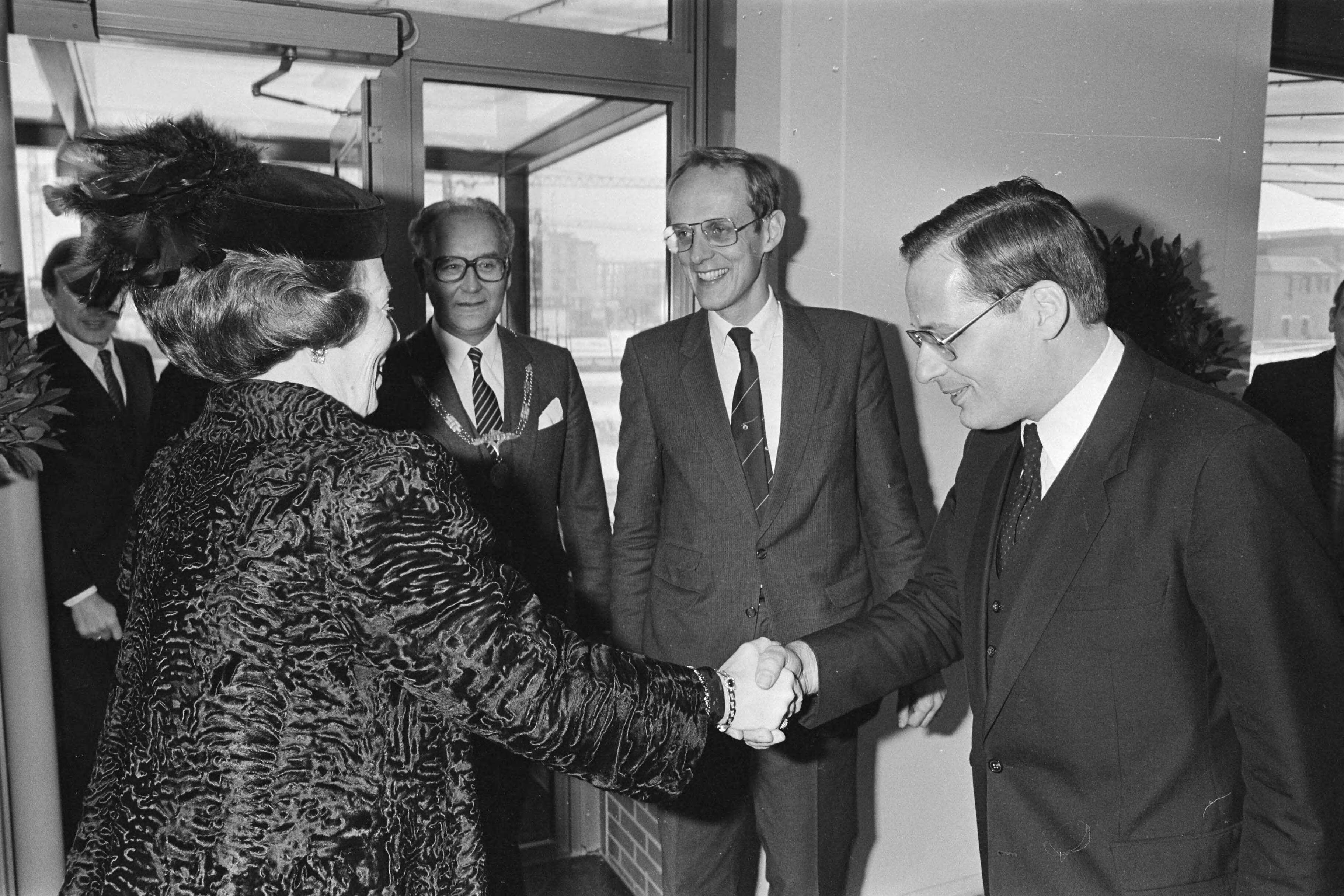Fotocollectie Anefo — Koningin Beatrix opent het nieuwe Ministerie van O&W in Zoetermeer — Foto: Croes, Rob C. / Anefo. Licentie: Set B: Rechtenvrij / Publiek Domein. Bron: Nationaal Archief. http://hdl.handle.net/10648/ad41c282-d0b4-102d-bcf8-003048976d84