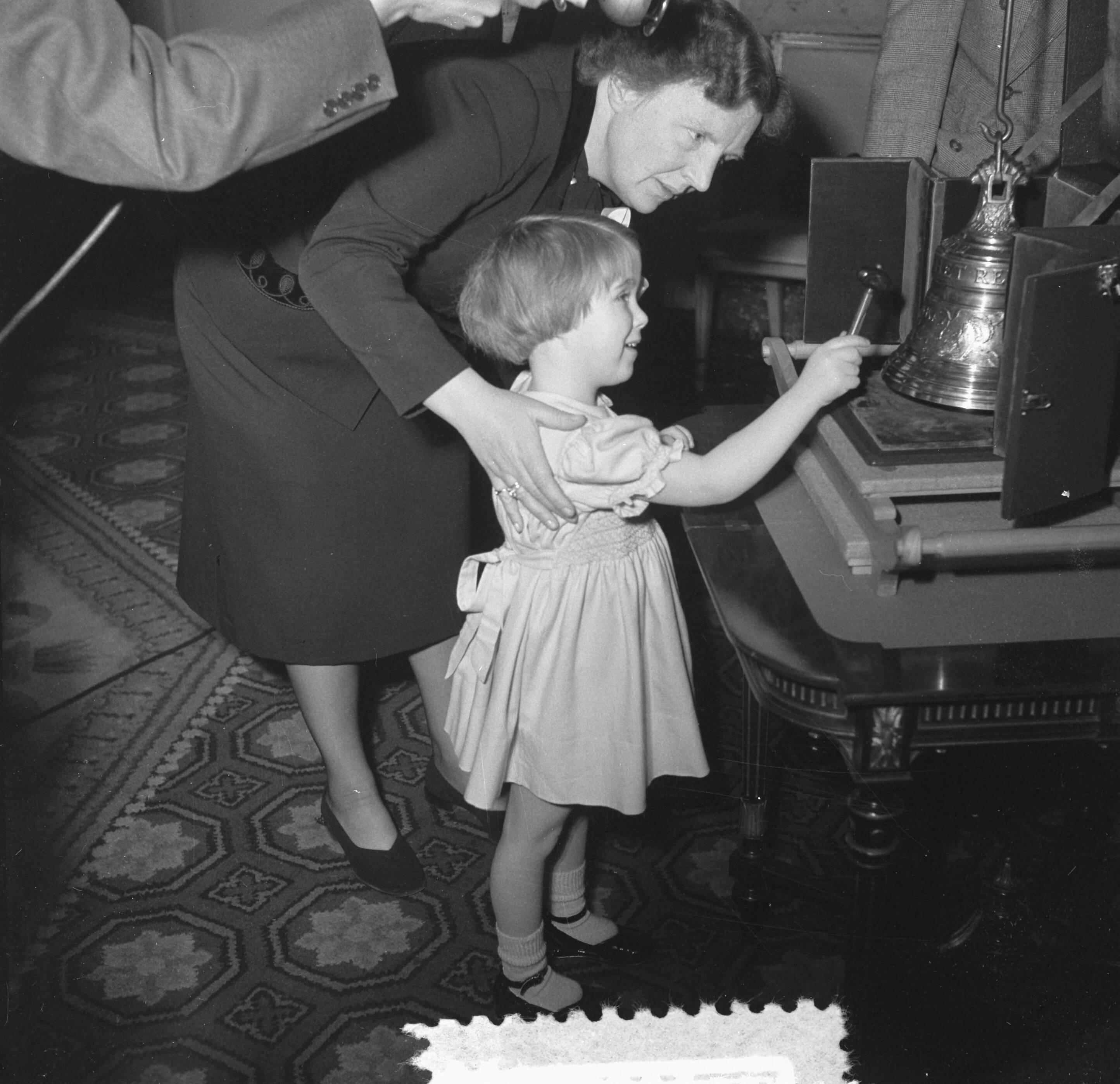 Aanbieding op paleis Soestdijk aan prinses Christina van de kleinste luidklok, het z.g. Marijke-klokje, behorend tot het carillon dat Nederland als dank aan de Verenigde Staten zal geven — Prinses Marijke (Christina) slaat tegen het klokje — Foto: Noske, J.D. / Anefo. Licentie: Set B: Rechtenvrij / Publiek Domein. Bron: Nationaal Archief. http://hdl.handle.net/10648/a8f59604-d0b4-102d-bcf8-003048976d84