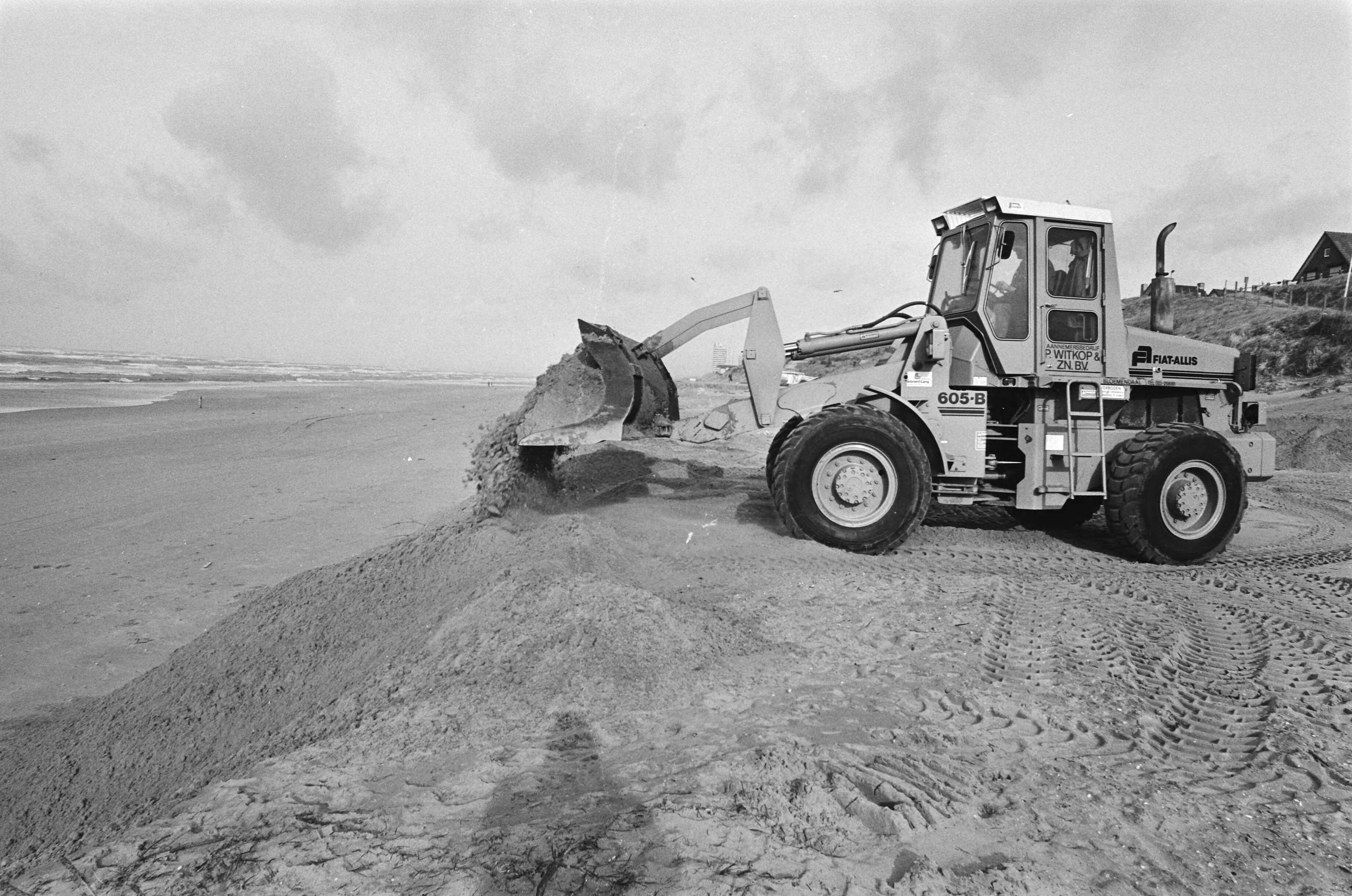 Fotocollectie Anefo — In Zandvoort is men bezig zandwallen op het strand op te werpen als extra bescherming tegen eventuele duinafslag door de noordwesterstorm — Foto: Antonisse, Marcel / Anefo. Licentie: Set B: Rechtenvrij / Publiek Domein. Bron: Nationaal Archief. http://hdl.handle.net/10648/acf49b42-d0b4-102d-bcf8-003048976d84