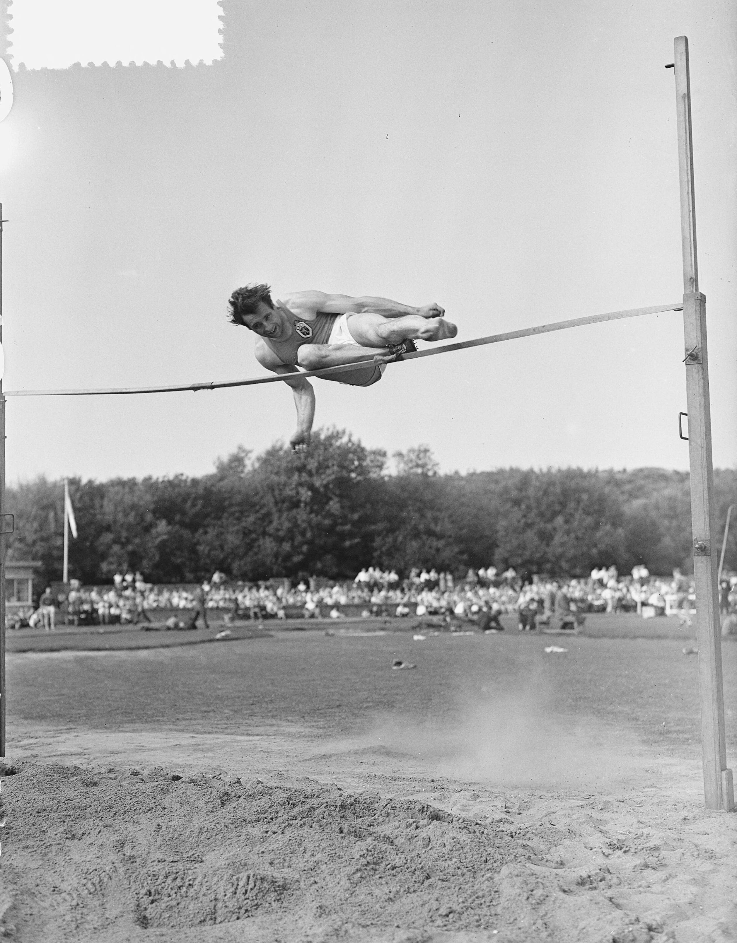Fotocollectie Anefo — Atletiek. Landenontmoeting Nederland-België. Walter Herssens, Belgisch kampioen hoogspringen, in actie — Foto: Bilsen, Joop van / Anefo. Licentie: Set B: Rechtenvrij / Publiek Domein. Bron: Nationaal Archief. http://hdl.handle.net/10648/a93a24b8-d0b4-102d-bcf8-003048976d84