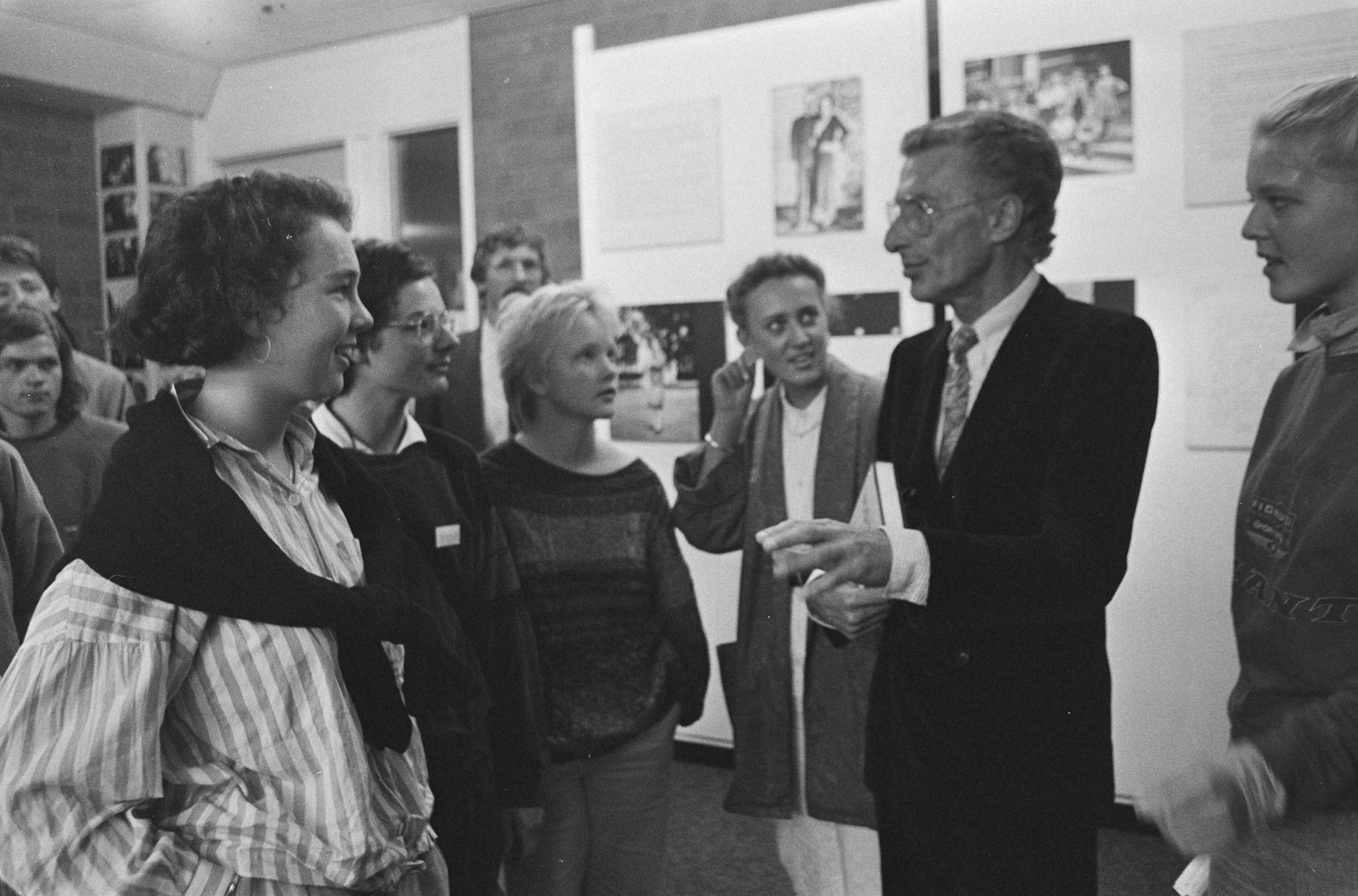 Fotocollectie Anefo — Harry Mulisch krijgt in Groningen de Diepzee- literatuurprijs uitgereikt; Harry Mulisch in gesprek met enkele scholieren — Foto: Molendijk, Bart / Anefo. Licentie: Set B: Rechtenvrij / Publiek Domein. Bron: Nationaal Archief. http://hdl.handle.net/10648/ad585cf4-d0b4-102d-bcf8-003048976d84