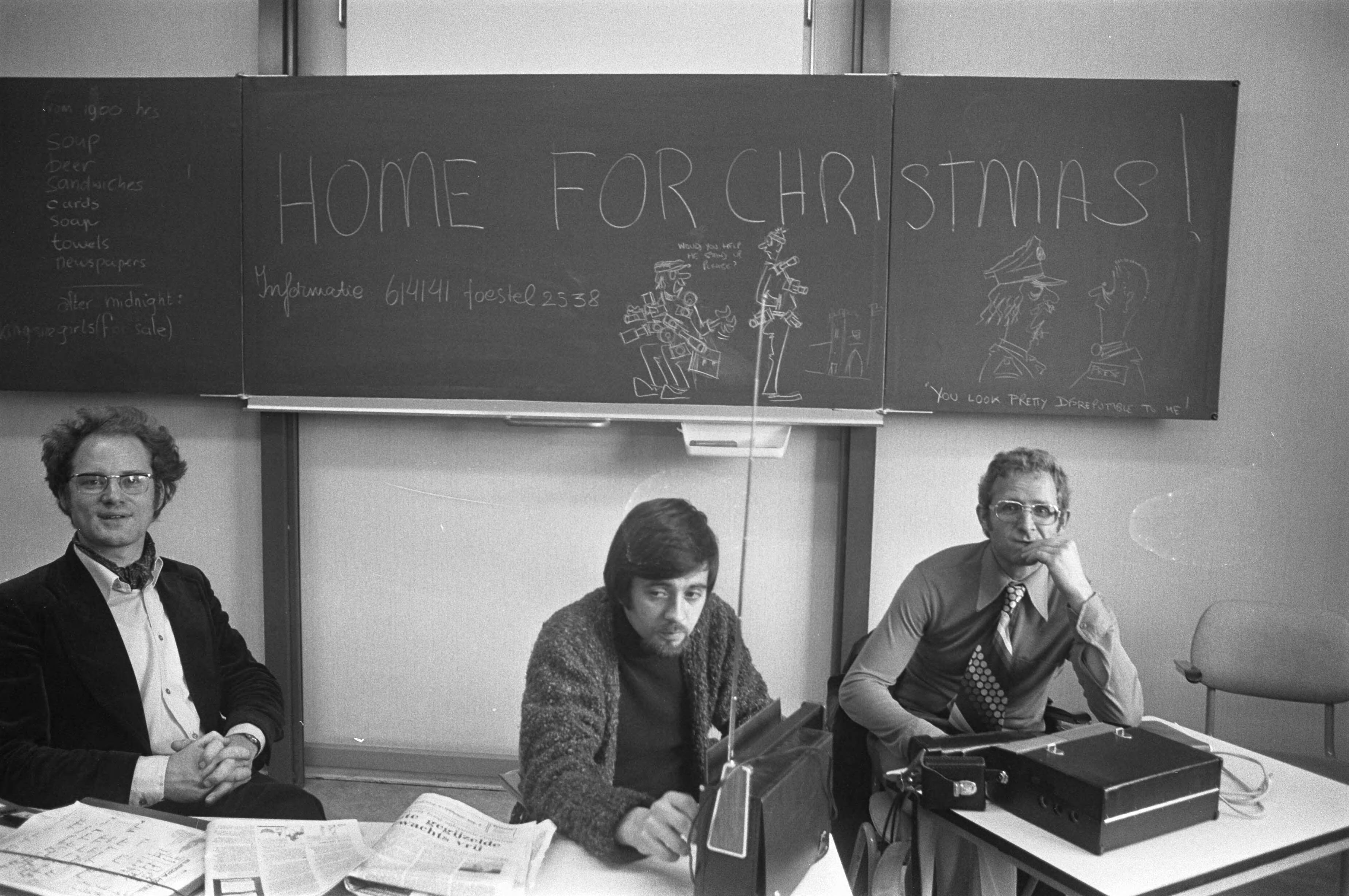 Fotocollectie Anefo — Gijzeling in gevangenis Scheveningen; perskamer met bord "Home for Christmas" — Foto: Peters, Hans / Anefo. Licentie: Set B: Rechtenvrij / Publiek Domein. Bron: Nationaal Archief. http://hdl.handle.net/10648/ac59219e-d0b4-102d-bcf8-003048976d84