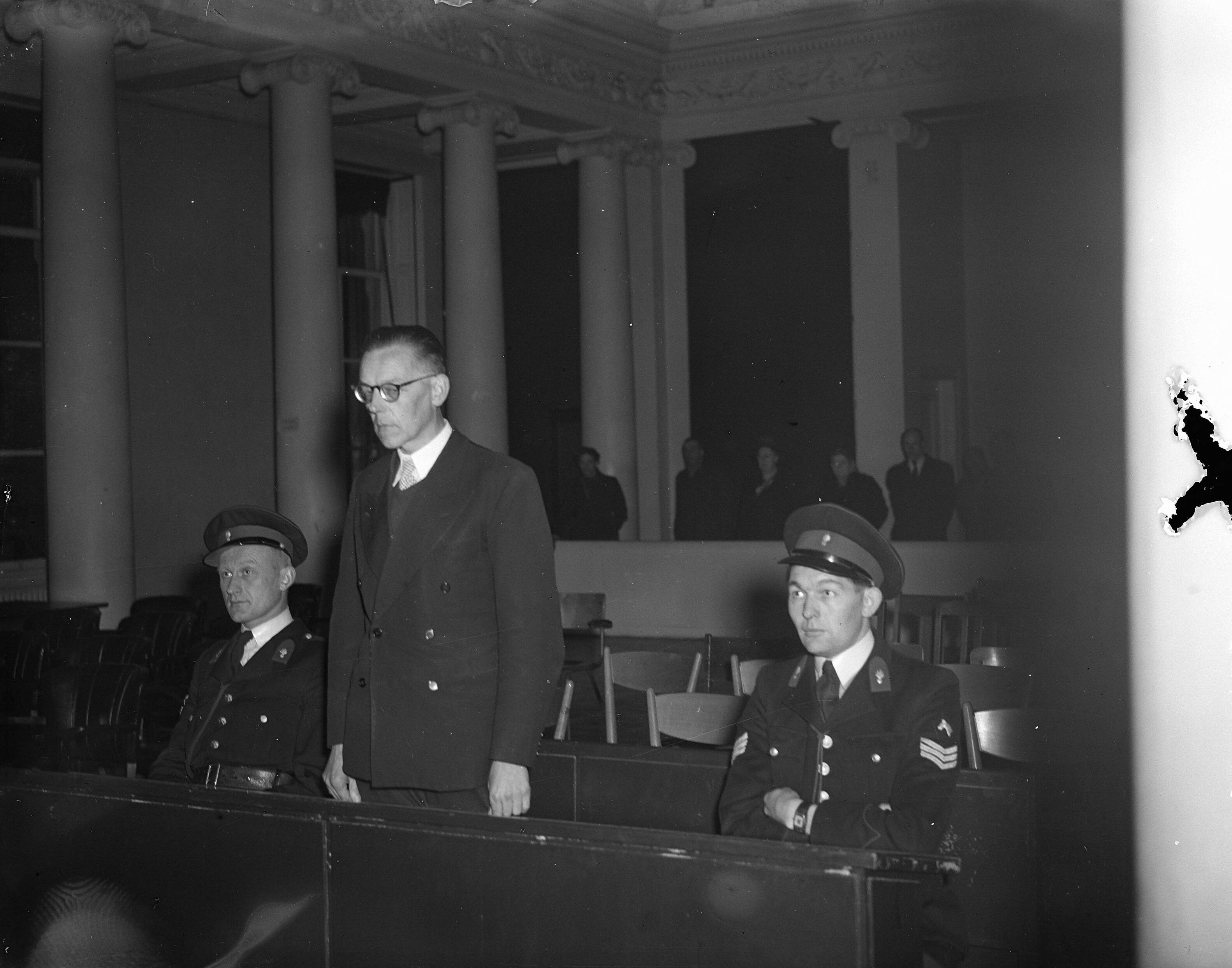 Fotocollectie Anefo — Redactie van "Volk en Vaderland" Lindeman van het Gerecht Den Haag — Foto: Averink, […] / Anefo. Licentie: Set B: Rechtenvrij / Publiek Domein. Bron: Nationaal Archief. http://hdl.handle.net/10648/a8c15db2-d0b4-102d-bcf8-003048976d84